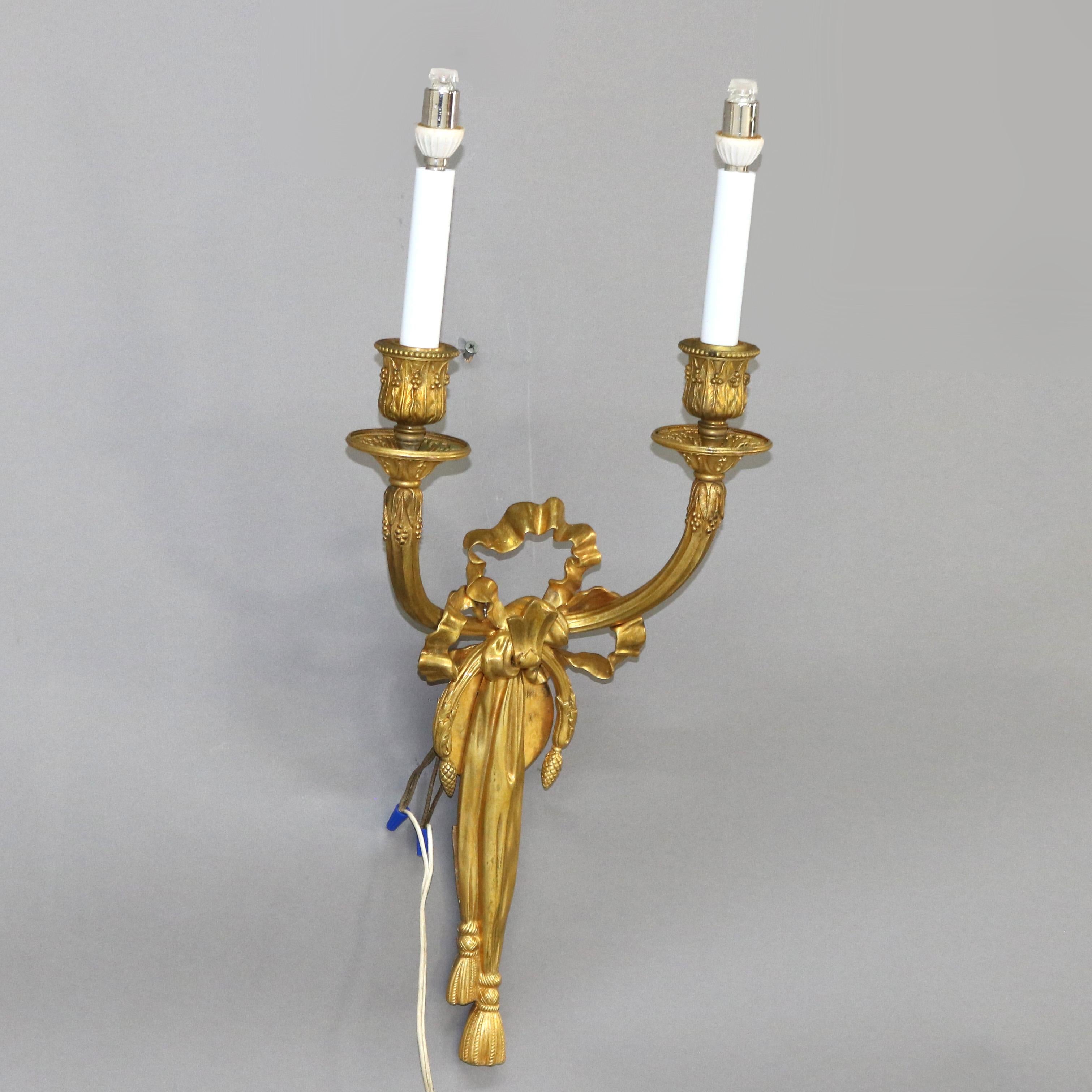 Antiguo Caldwell & Co. Aplique de pared de dos luces estilo Luis XIV en bronce dorado C1910 Estadounidense en venta