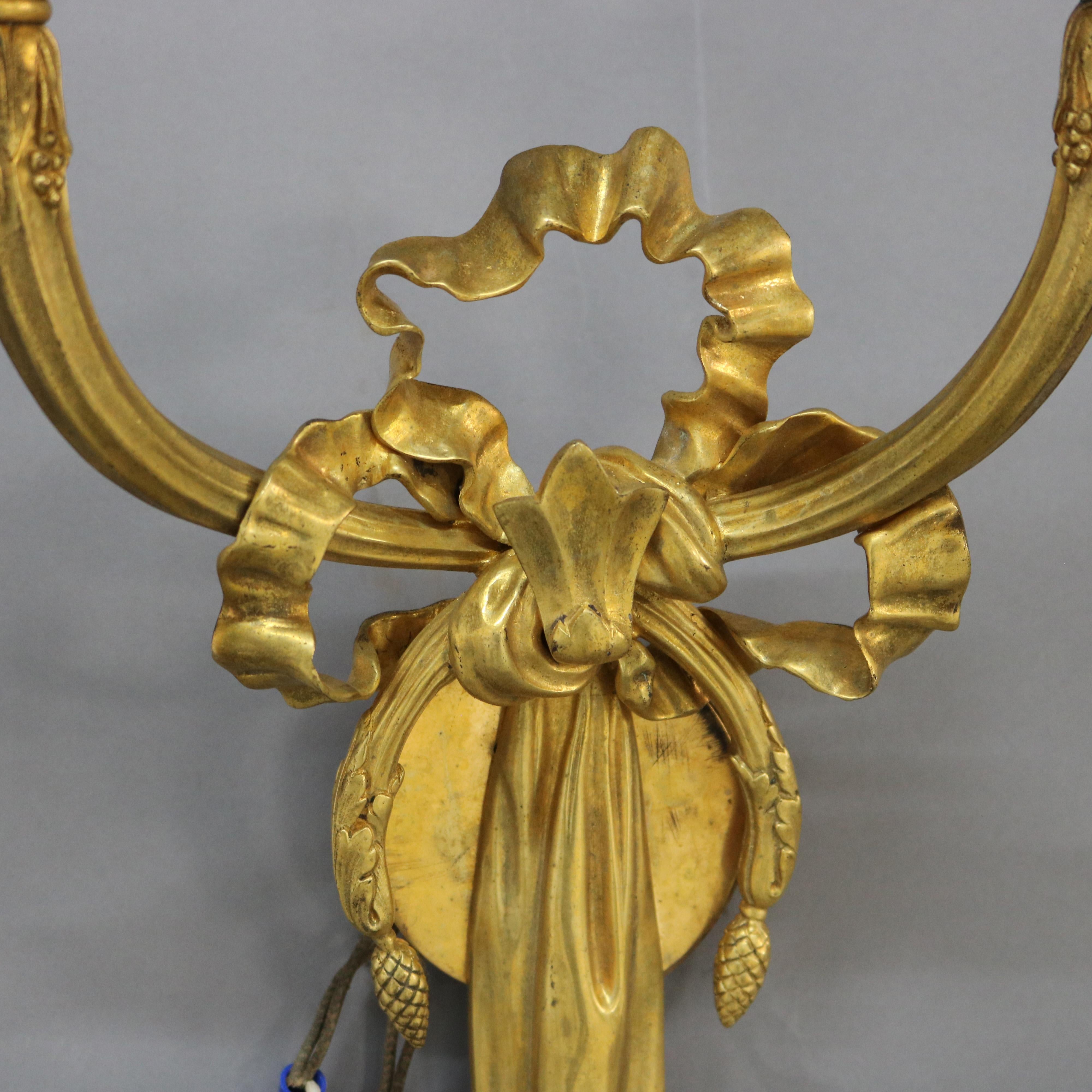 Antiguo Caldwell & Co. Aplique de pared de dos luces estilo Luis XIV en bronce dorado C1910 en Bueno estado para la venta en Big Flats, NY