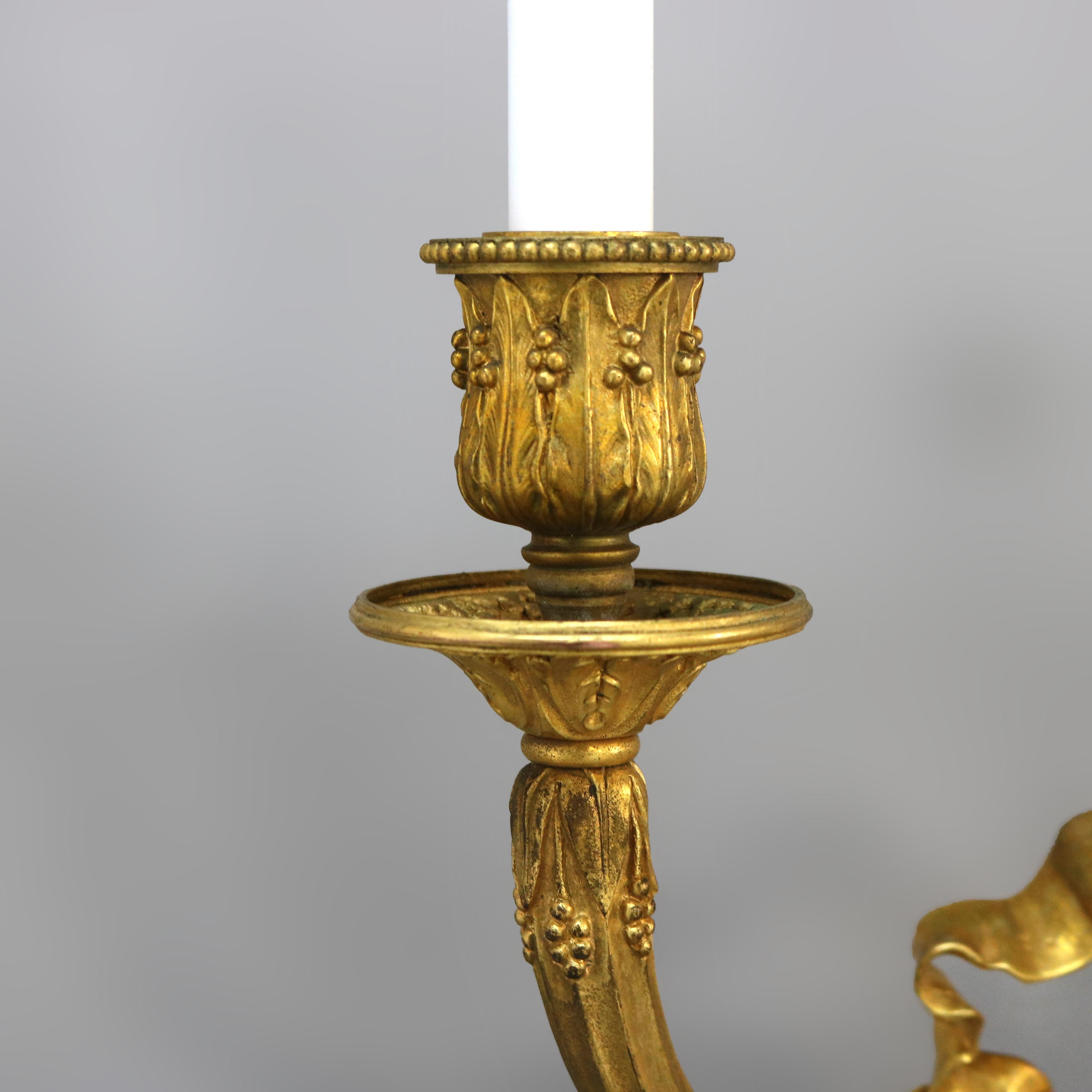 Antiguo Caldwell & Co. Aplique de pared de dos luces estilo Luis XIV en bronce dorado C1910 siglo XX en venta