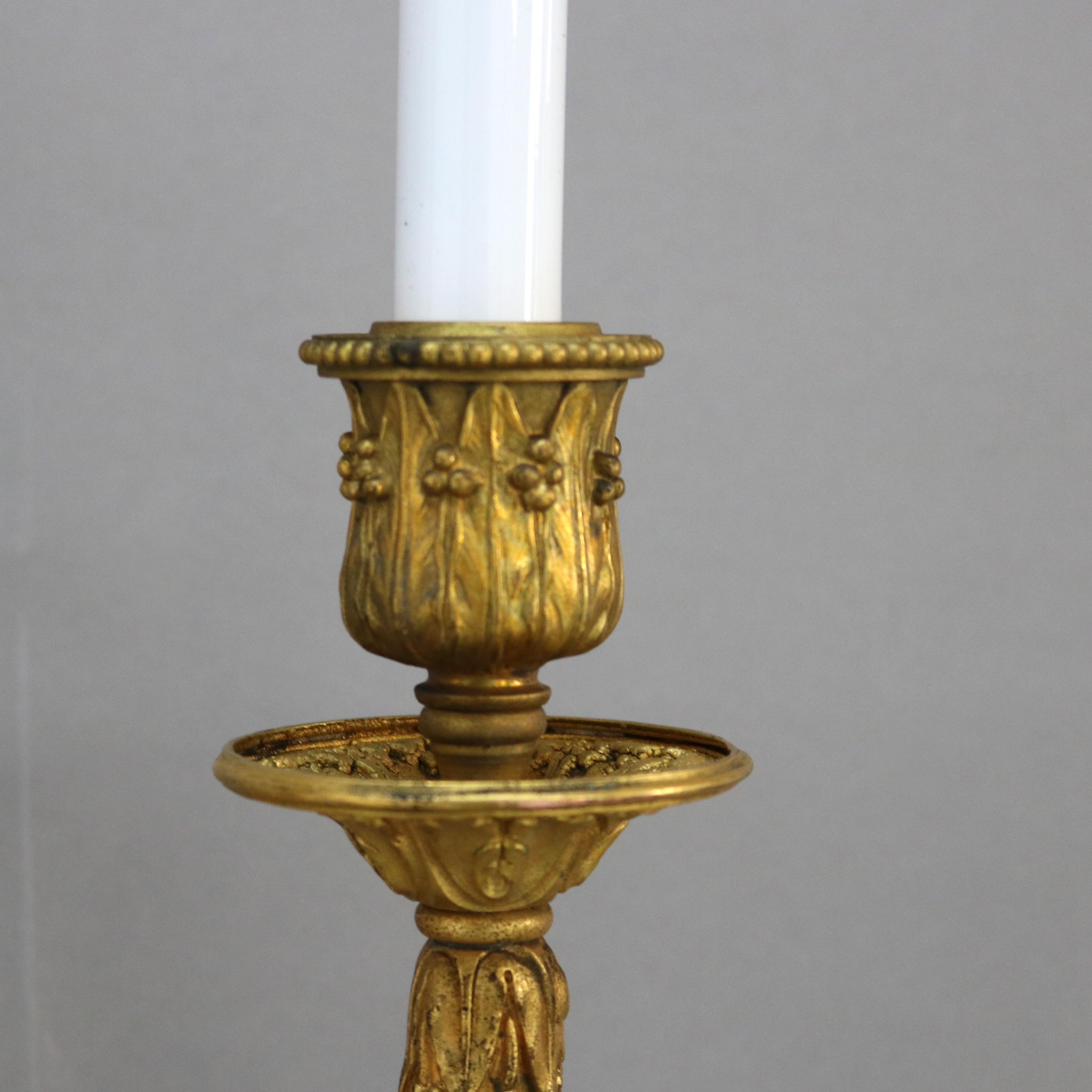 Antiguo Caldwell & Co. Aplique de pared de dos luces estilo Luis XIV en bronce dorado C1910 Latón en venta