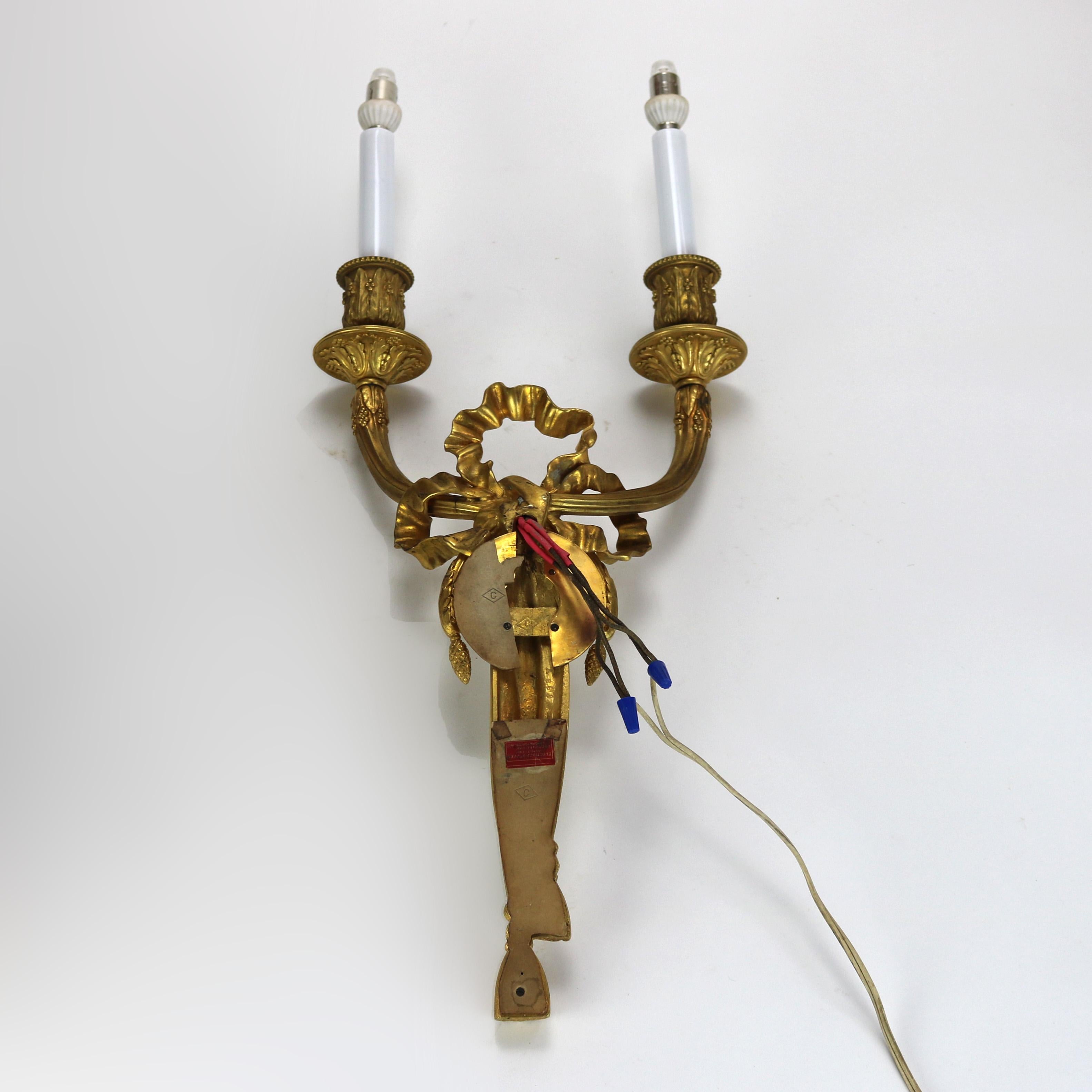 Antiguo Caldwell & Co. Aplique de pared de dos luces estilo Luis XIV en bronce dorado C1910 en venta 2