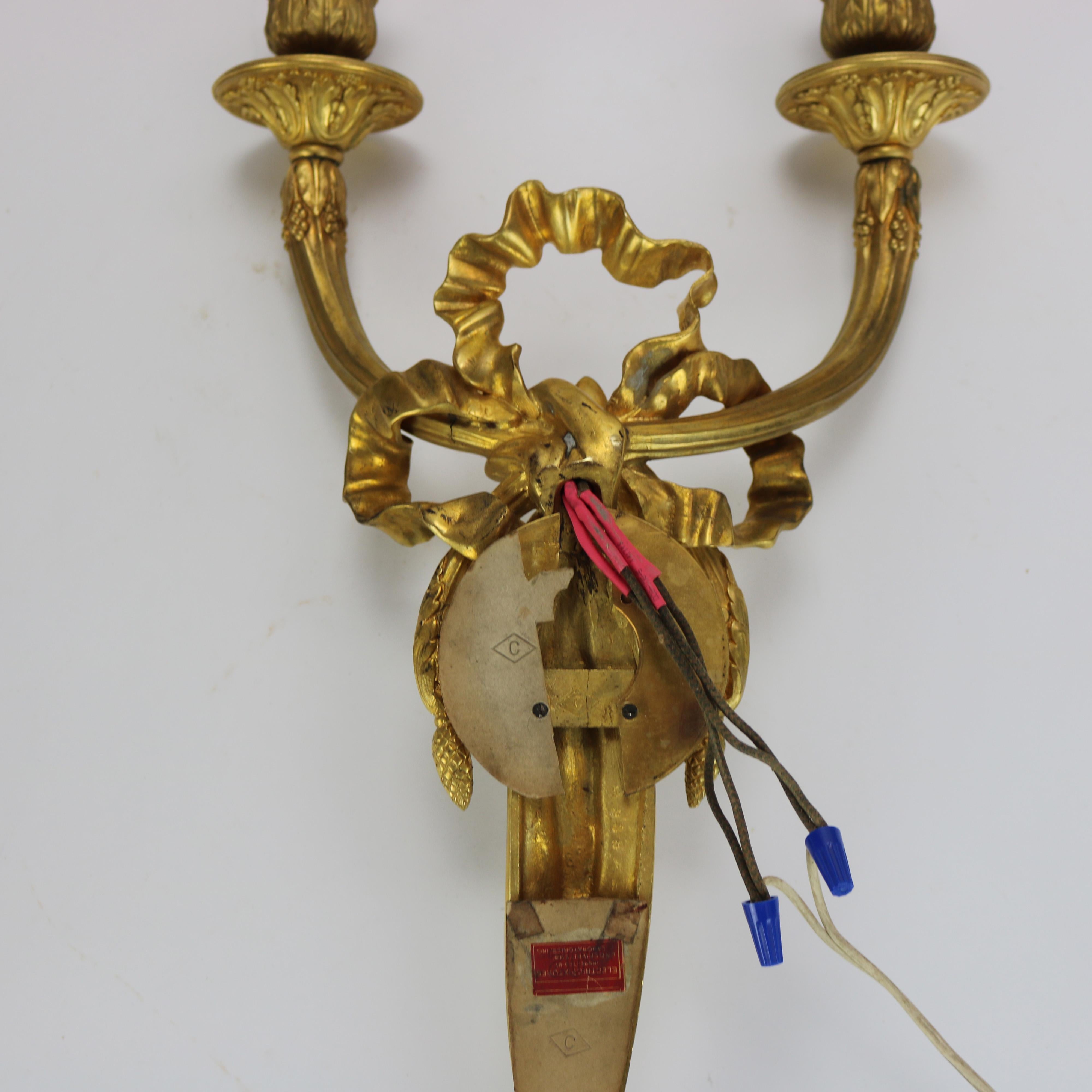 Antiguo Caldwell & Co. Aplique de pared de dos luces estilo Luis XIV en bronce dorado C1910 en venta 3