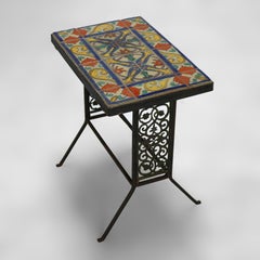 Mesa auxiliar antigua California Pottery de bronce, hierro forjado y azulejos florales C1910