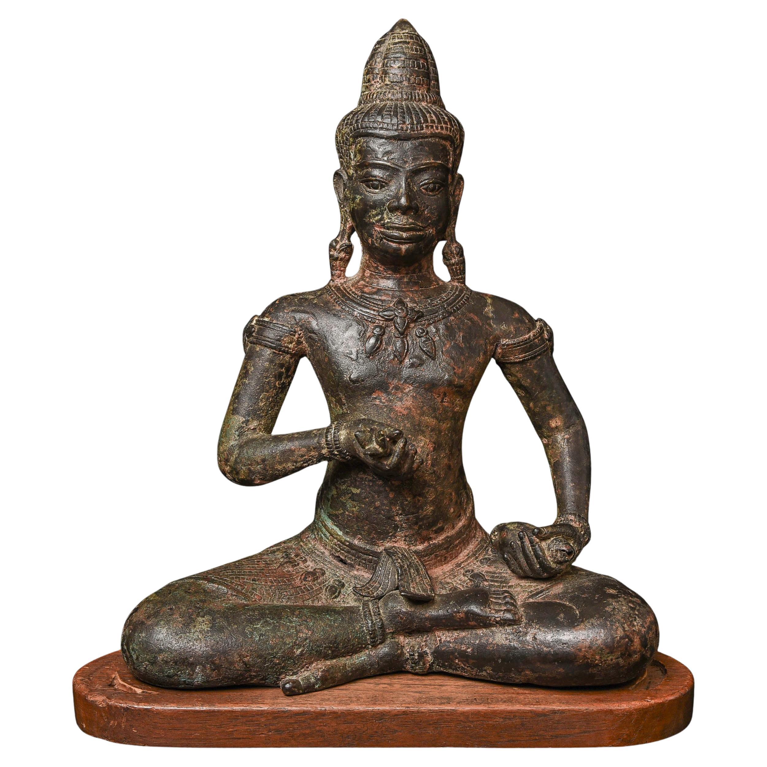 Bouddha cambodgien ancien en bronze moulé du 13ème siècle. Grandes, animées