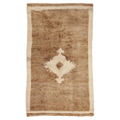 Ancien tapis Tulu en angora à fond camel avec médaillon en arc de cercle