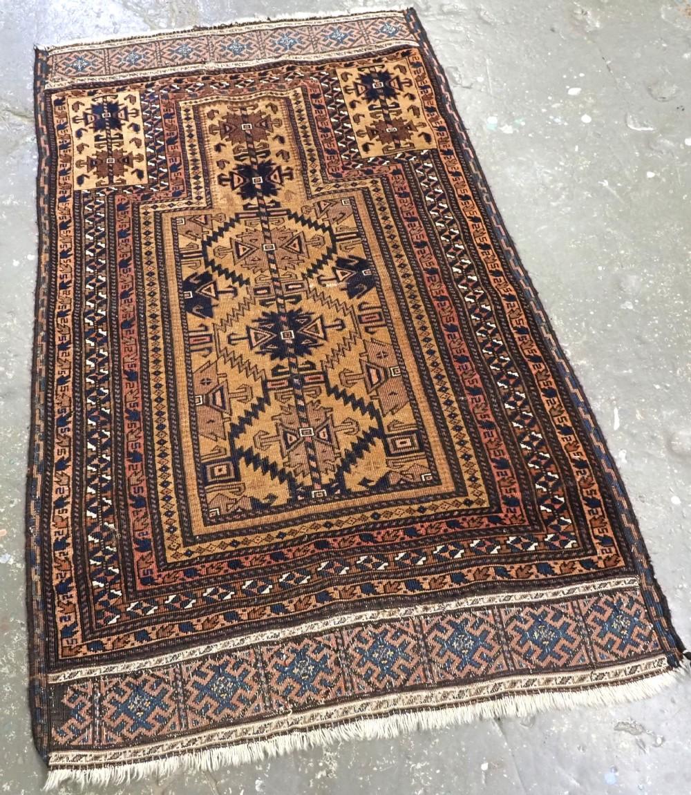Antiker Timuri / Belutsch Kamelgrund Gebetsteppich mit ungewöhnlichem turkmenisch inspiriertem Design, aus Westafghanistan
CIRCA 1880

Die natürliche, ungefärbte Kamelwolle leuchtet im Licht und weist sehr subtile Farbveränderungen auf, wenn man