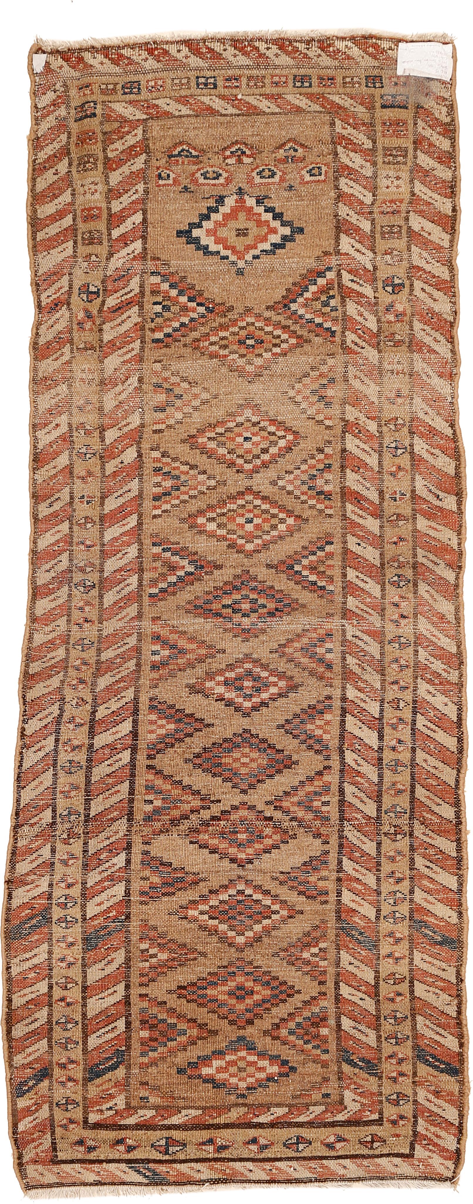 C'est une pure poésie tissée qui vient à l'esprit lorsqu'on regarde ce charmant tapis de village de Hamadan, dont le fond en laine de chameau est ponctué d'un réseau répétitif irrégulier de losanges étagés polychromes. Son format inhabituel en fait