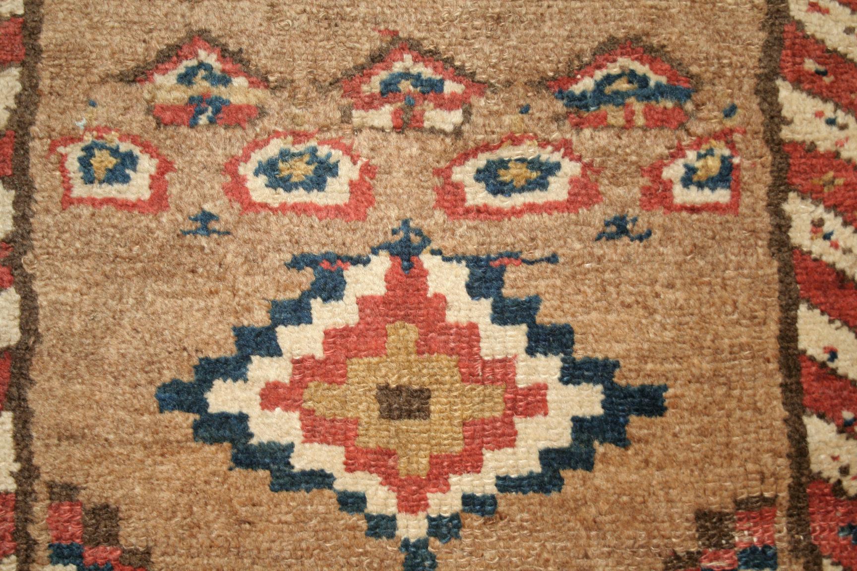 Bakshaish Tapis de course étroit Hamadan en poils de chameau anciens en vente