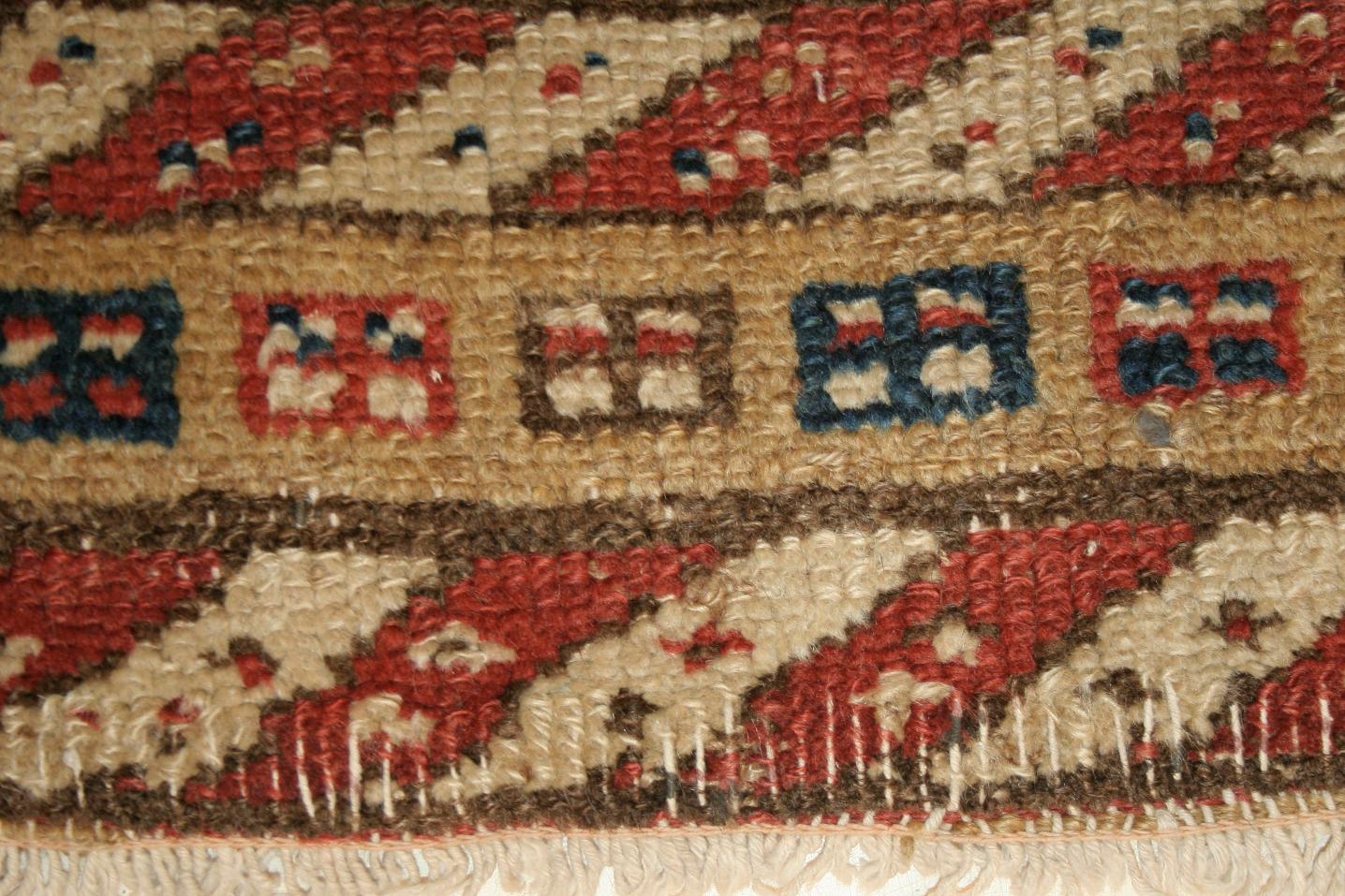 Azerbaïdjanais Tapis de course étroit Hamadan en poils de chameau anciens en vente