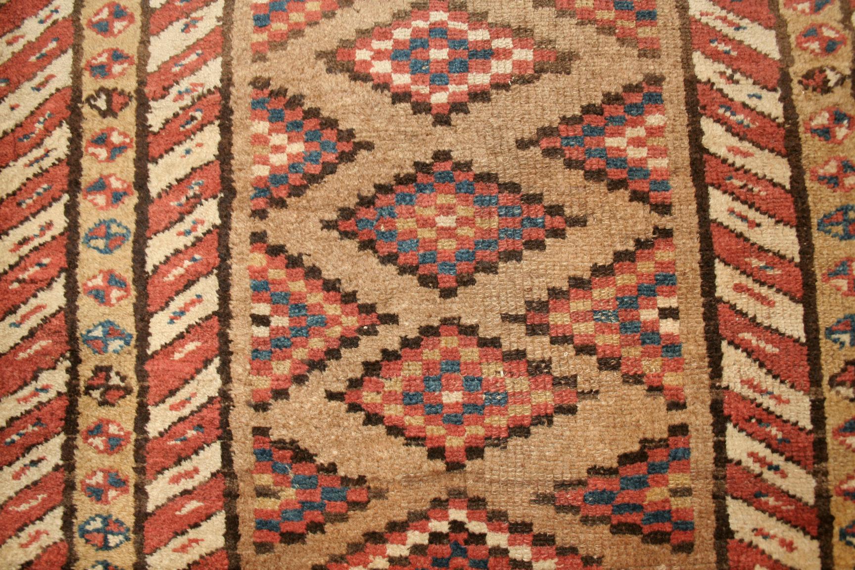 Tapis de course étroit Hamadan en poils de chameau anciens Bon état - En vente à Milan, IT