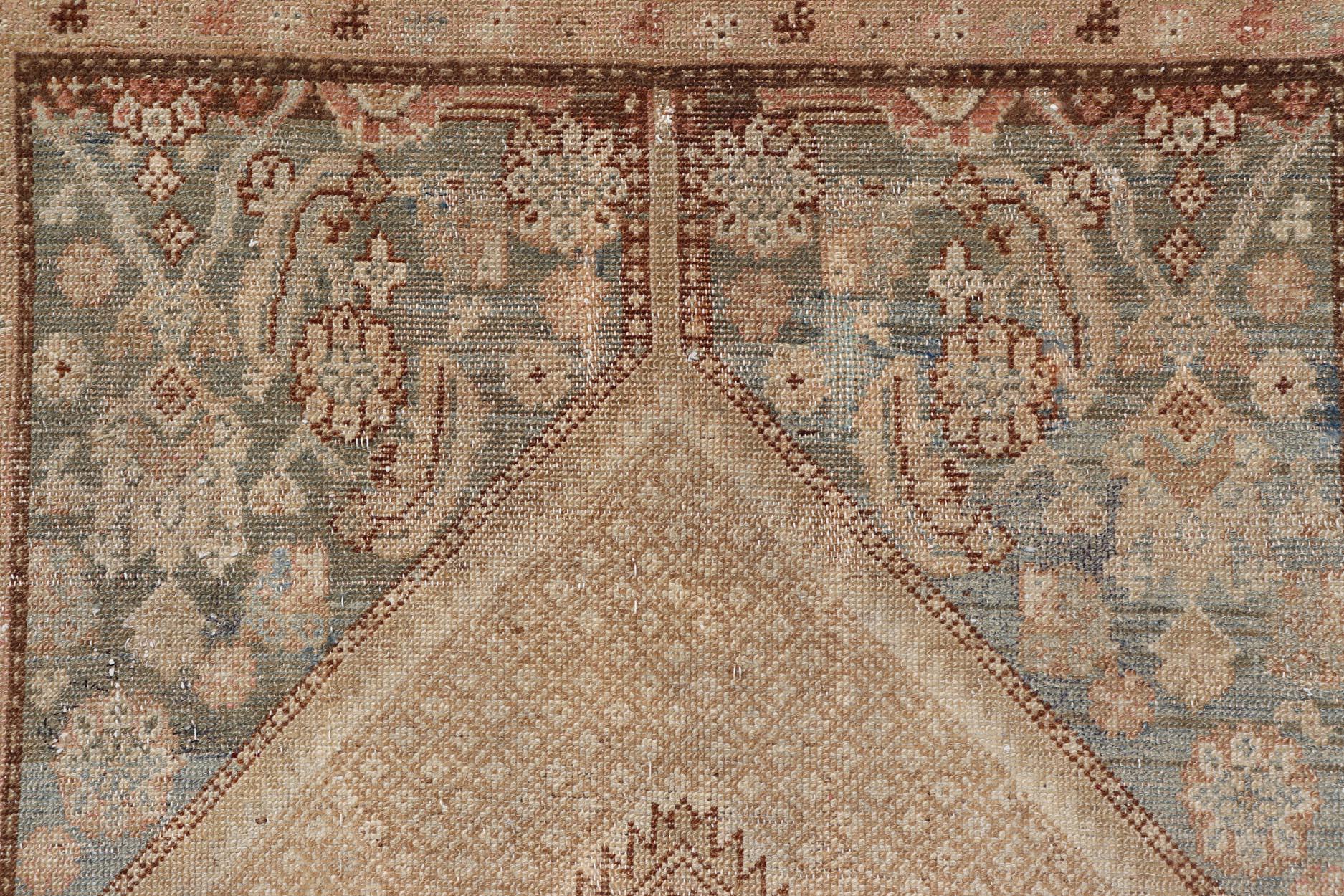 Tappeto antico Serab tribale persiano in pelo di cammello con disegno a medaglione 4'6 x 8'1 in vendita 2