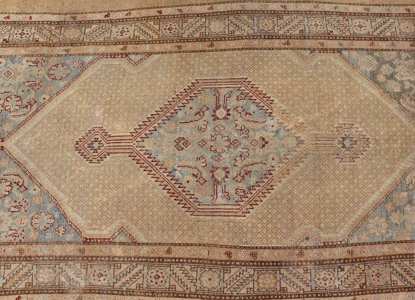 Tappeto antico Serab tribale persiano in pelo di cammello con disegno a medaglione 4'6 x 8'1 in vendita 3