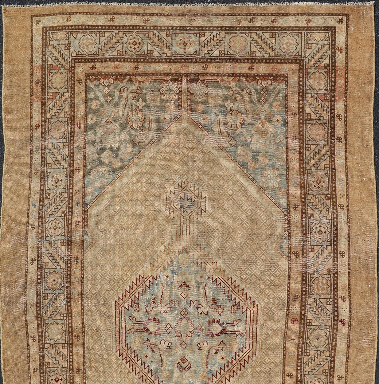 Misure: 4'6 x 8'1 
Tappeto antico Serab tribale persiano in pelo di cammello con disegno a medaglione 4'6 x 8'1 
Keivan Woven Arts/ tappeto/A24-0101, paese d'origine/tipo: Iran / Serab di pelo di cammello, circa 1900

Questo squisito tappeto Serab