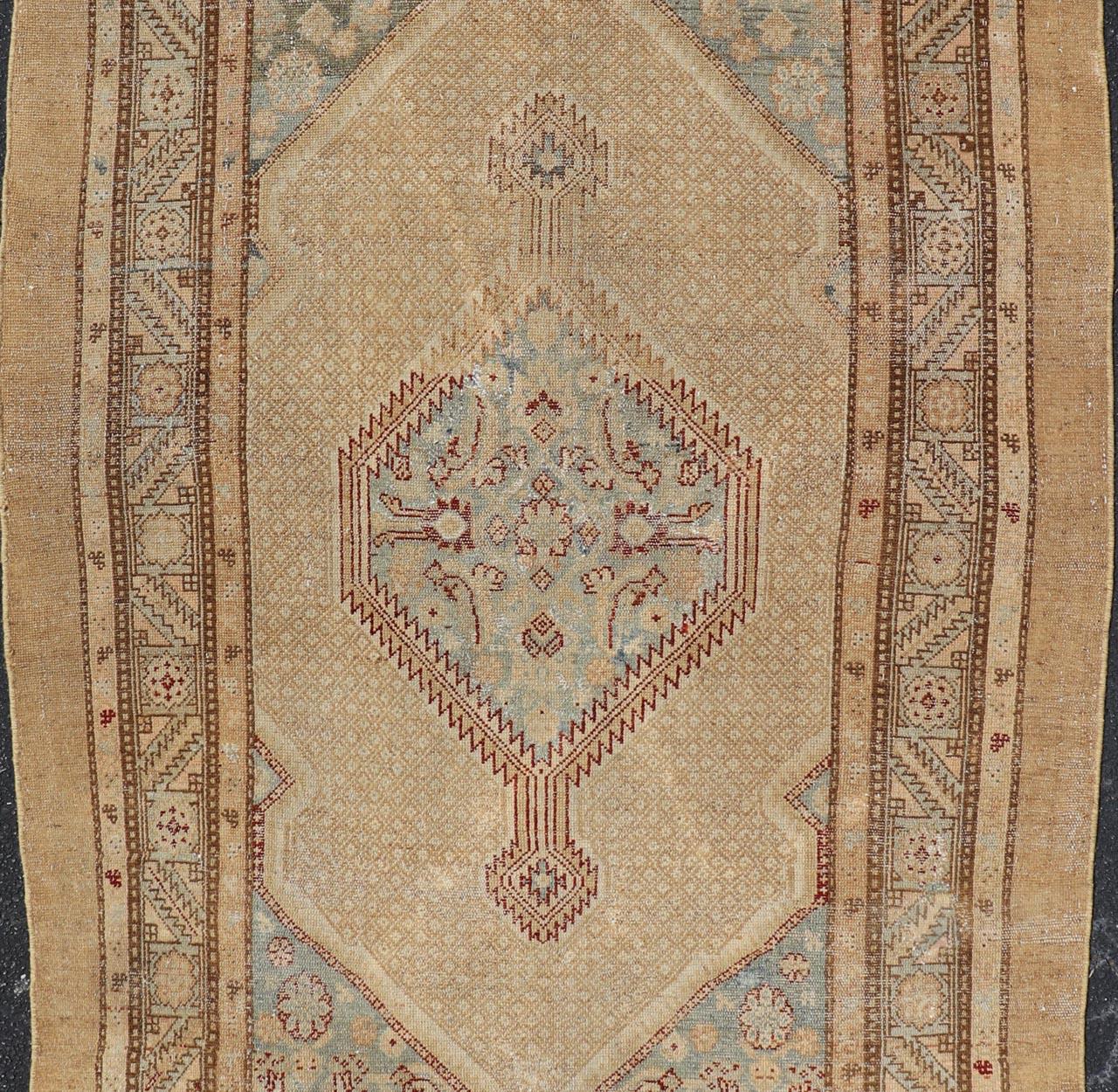 Tribale Tappeto antico Serab tribale persiano in pelo di cammello con disegno a medaglione 4'6 x 8'1 in vendita