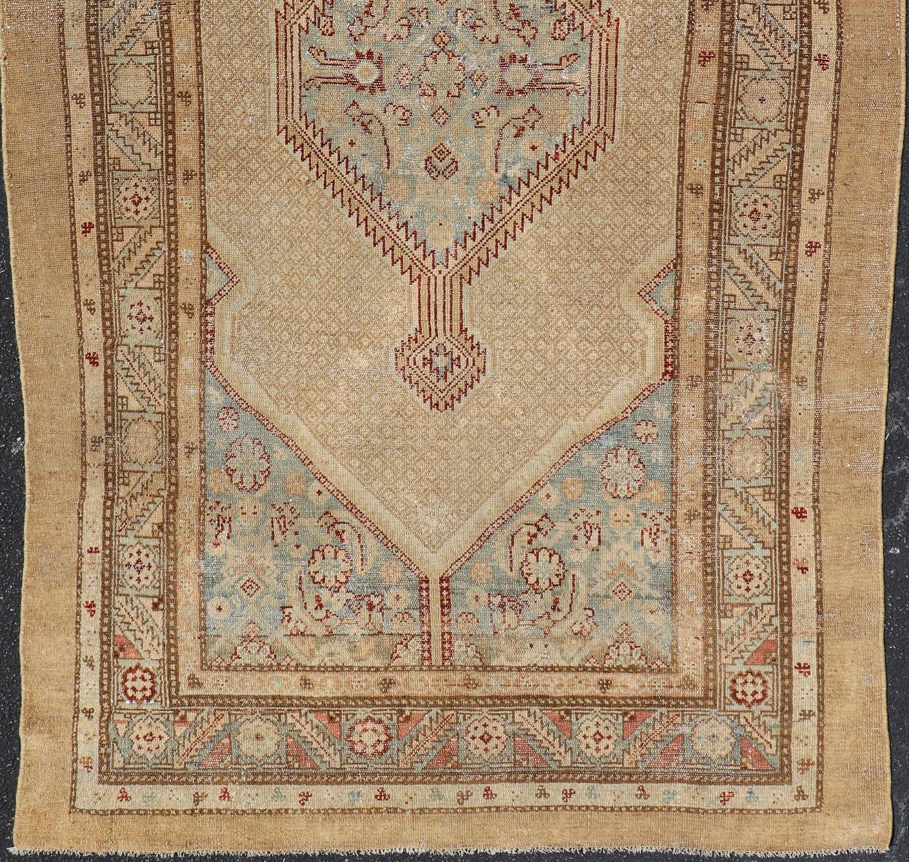 Persiano Tappeto antico Serab tribale persiano in pelo di cammello con disegno a medaglione 4'6 x 8'1 in vendita
