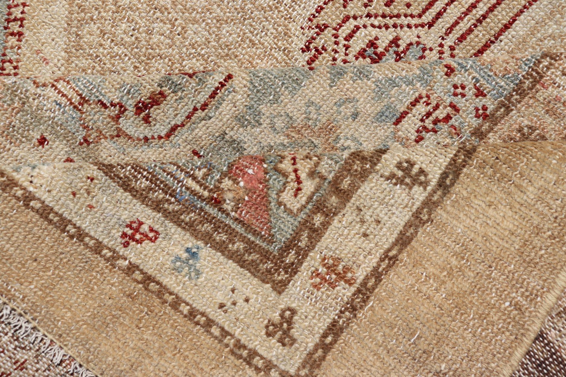 Tappeto antico Serab tribale persiano in pelo di cammello con disegno a medaglione 4'6 x 8'1 In condizioni buone in vendita a Atlanta, GA