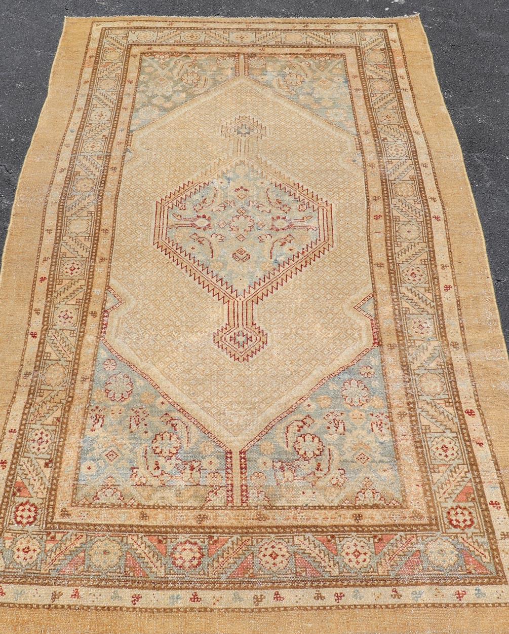 XX secolo Tappeto antico Serab tribale persiano in pelo di cammello con disegno a medaglione 4'6 x 8'1 in vendita