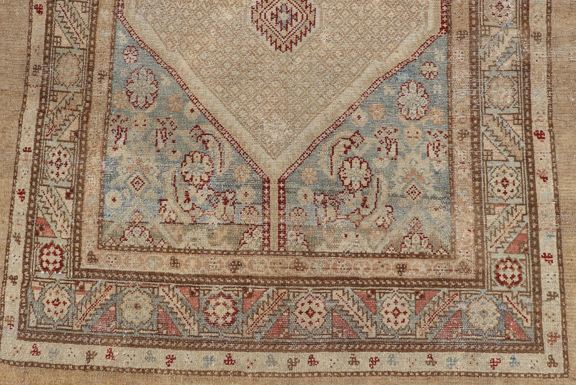 Lana Tappeto antico Serab tribale persiano in pelo di cammello con disegno a medaglione 4'6 x 8'1 in vendita