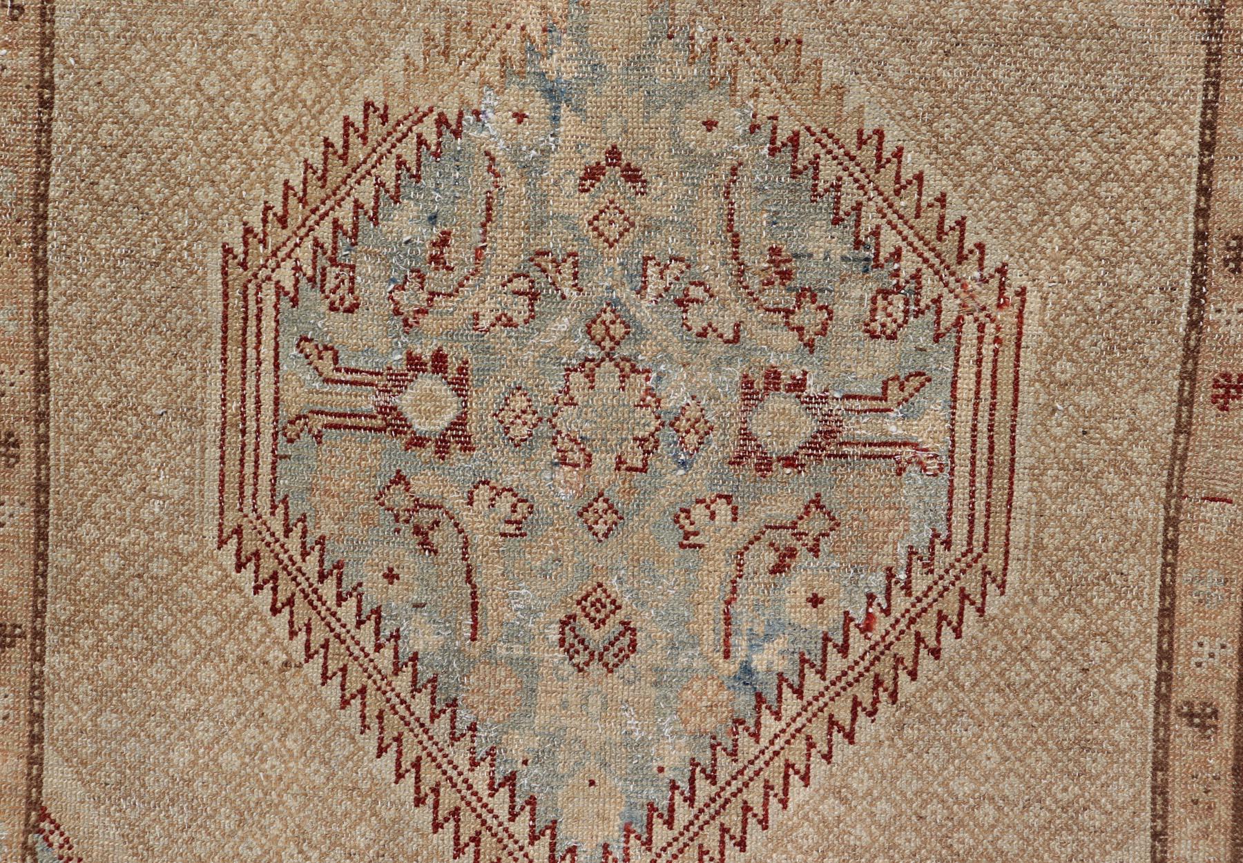 Tappeto antico Serab tribale persiano in pelo di cammello con disegno a medaglione 4'6 x 8'1 in vendita 1