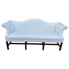 Antikes Sofa mit Kamelienrücken im Chippendale-Stil