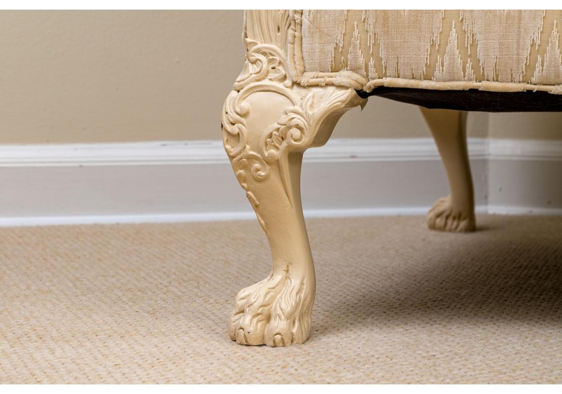 Ancien canapé Camelback avec pieds en pattes sculptés en vente 7