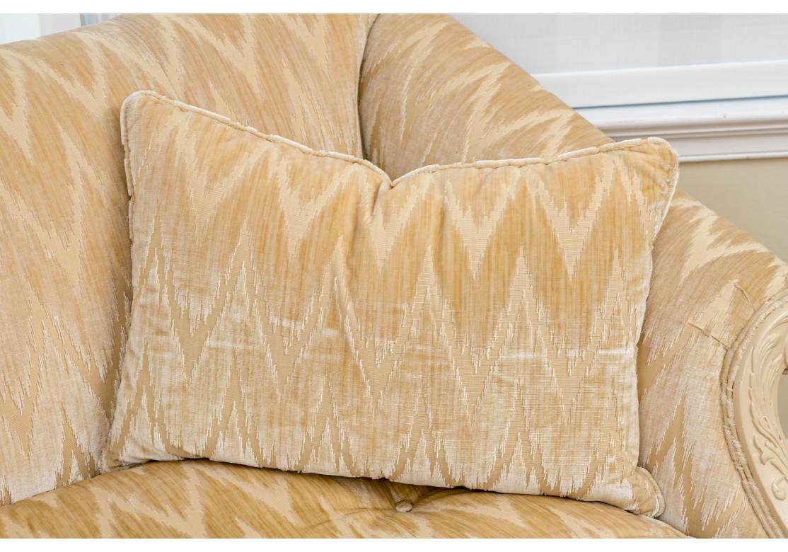Antikes Kamelienholz-Sofa mit geschnitzten, Haarigen Pfotenfüßen (Geschnitzt) im Angebot