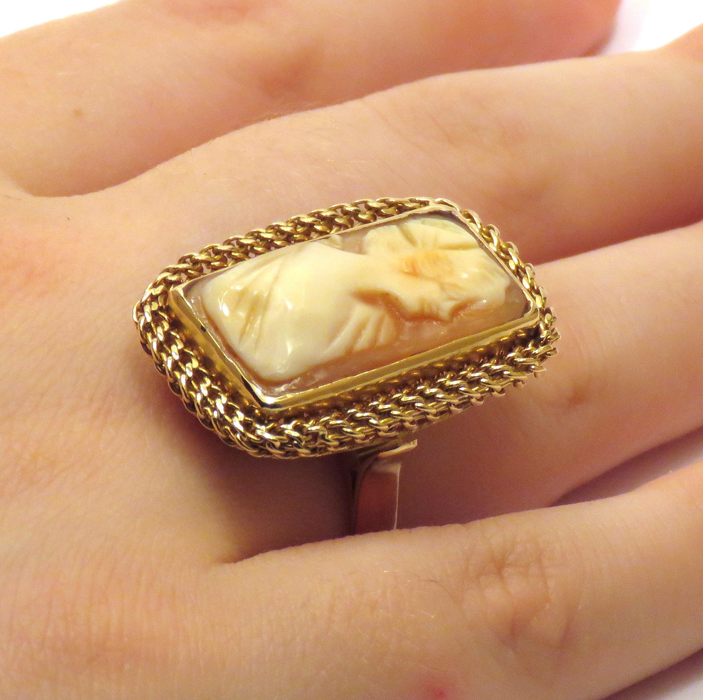 1970s yellow gold 18 karat ring with shell cameo.
Cameo size: 22 x 12  millimeters / 0.866 x 0.472 inches.
Ring size: Us 6, Italian 12, French 52, it can be resized before
