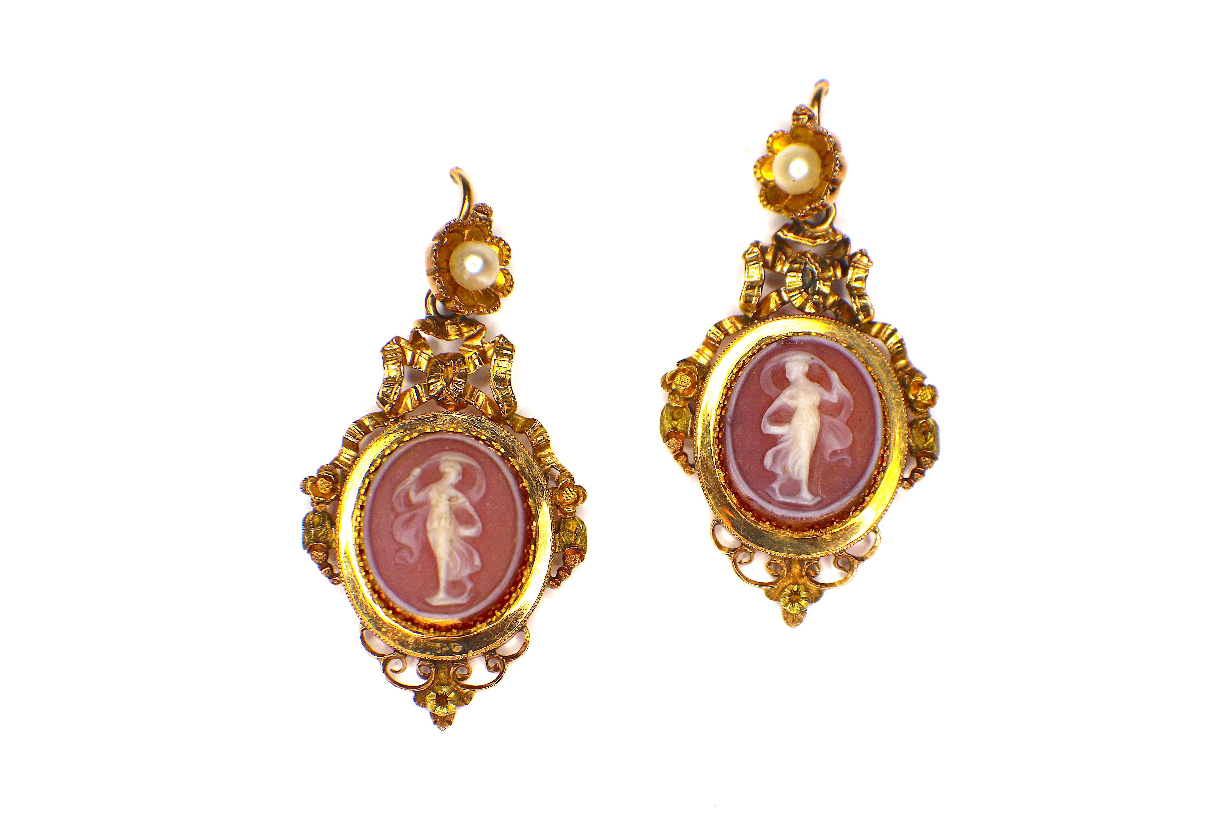 GEMOLITHOS Antique Cameo Agate and Pearl Earrings, 1860s In Good Condition For Sale In Munich, DE