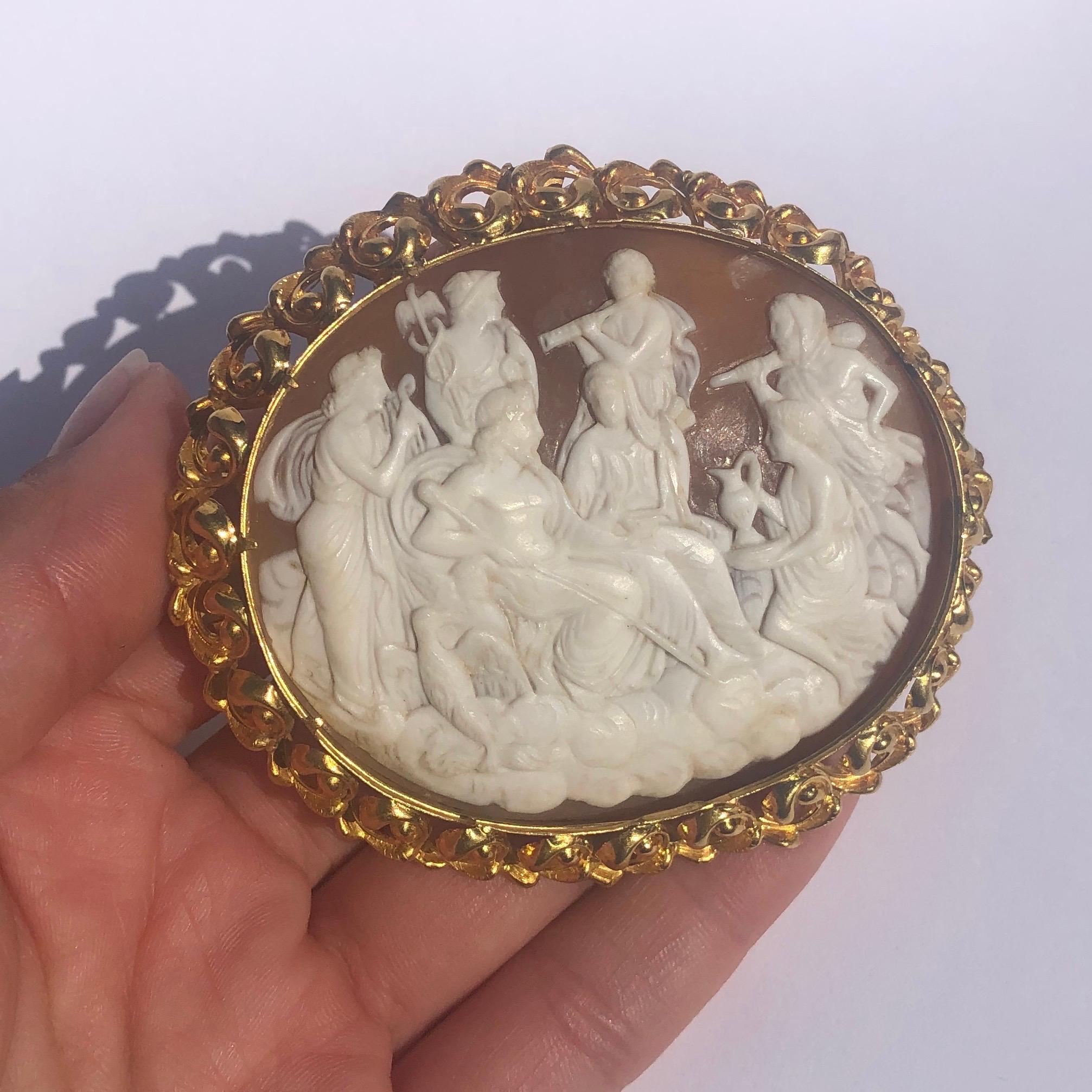 Antique Cameo and 15 Carat Gold Large Brooch In Fair Condition In Chipping Campden, GB