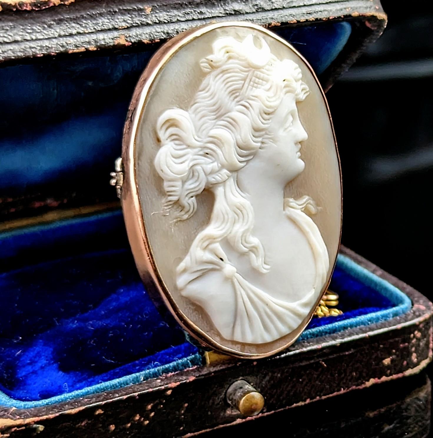 Antique Cameo brooch, Nyx goddess, 9k rose gold  For Sale 3