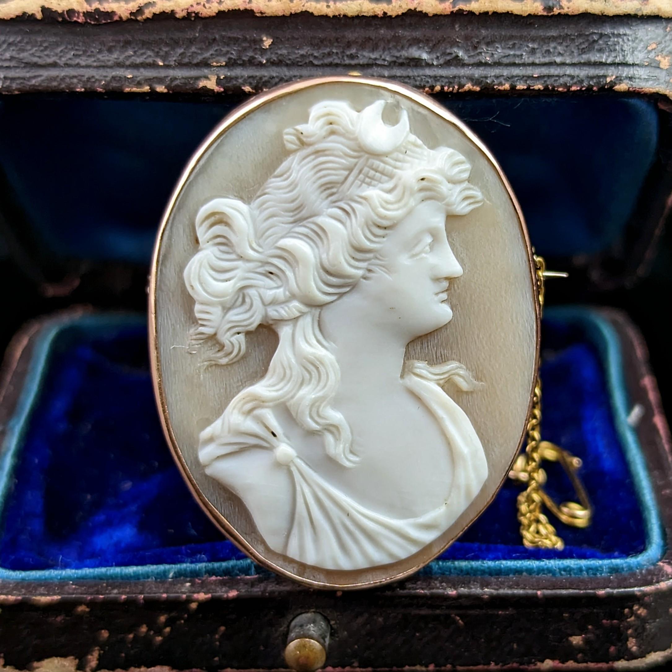 Antique Cameo brooch, Nyx goddess, 9k rose gold  For Sale 6