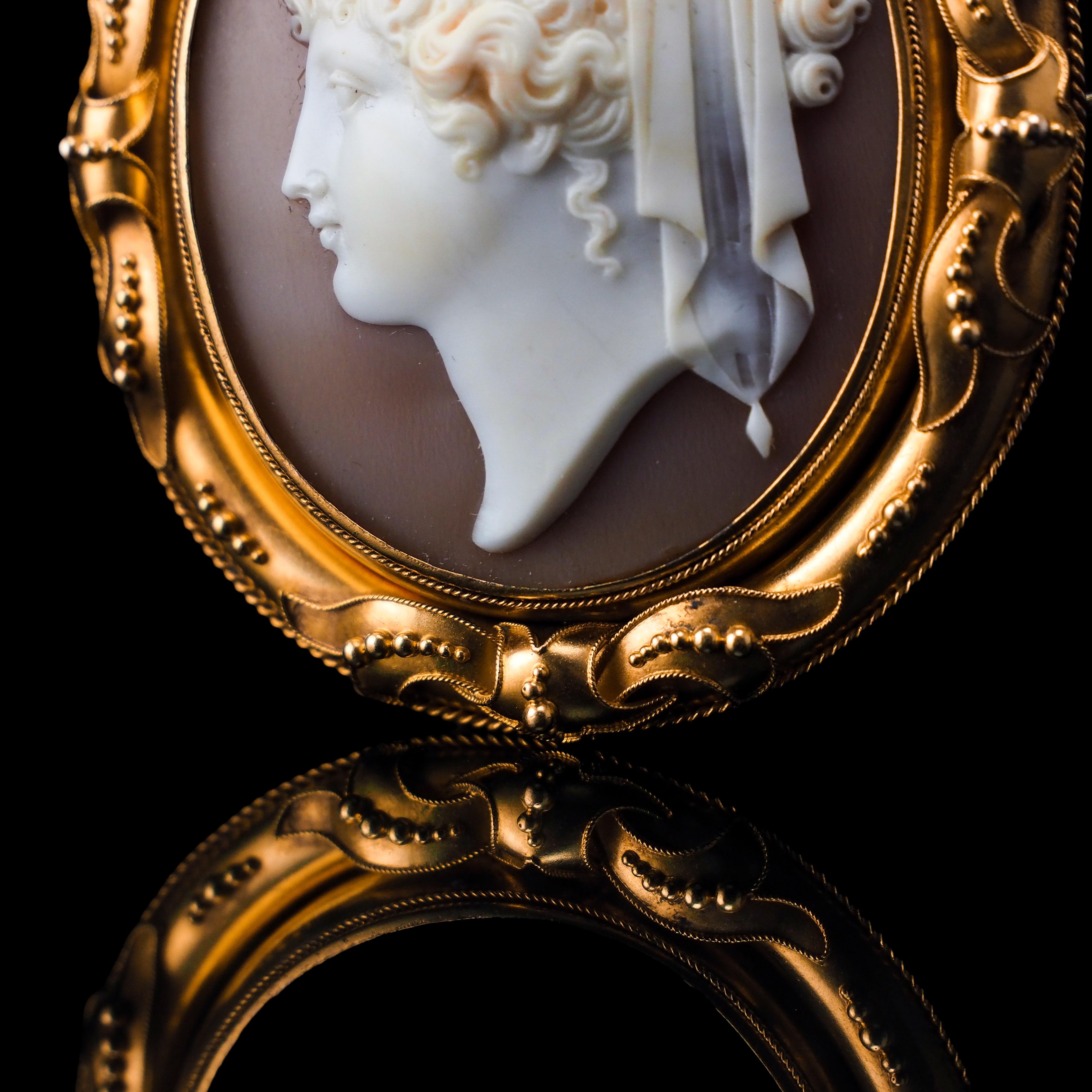 Antique Cameo Brooch Pendant Necklace 18K Gold - Victorian c.1860 For Sale 12