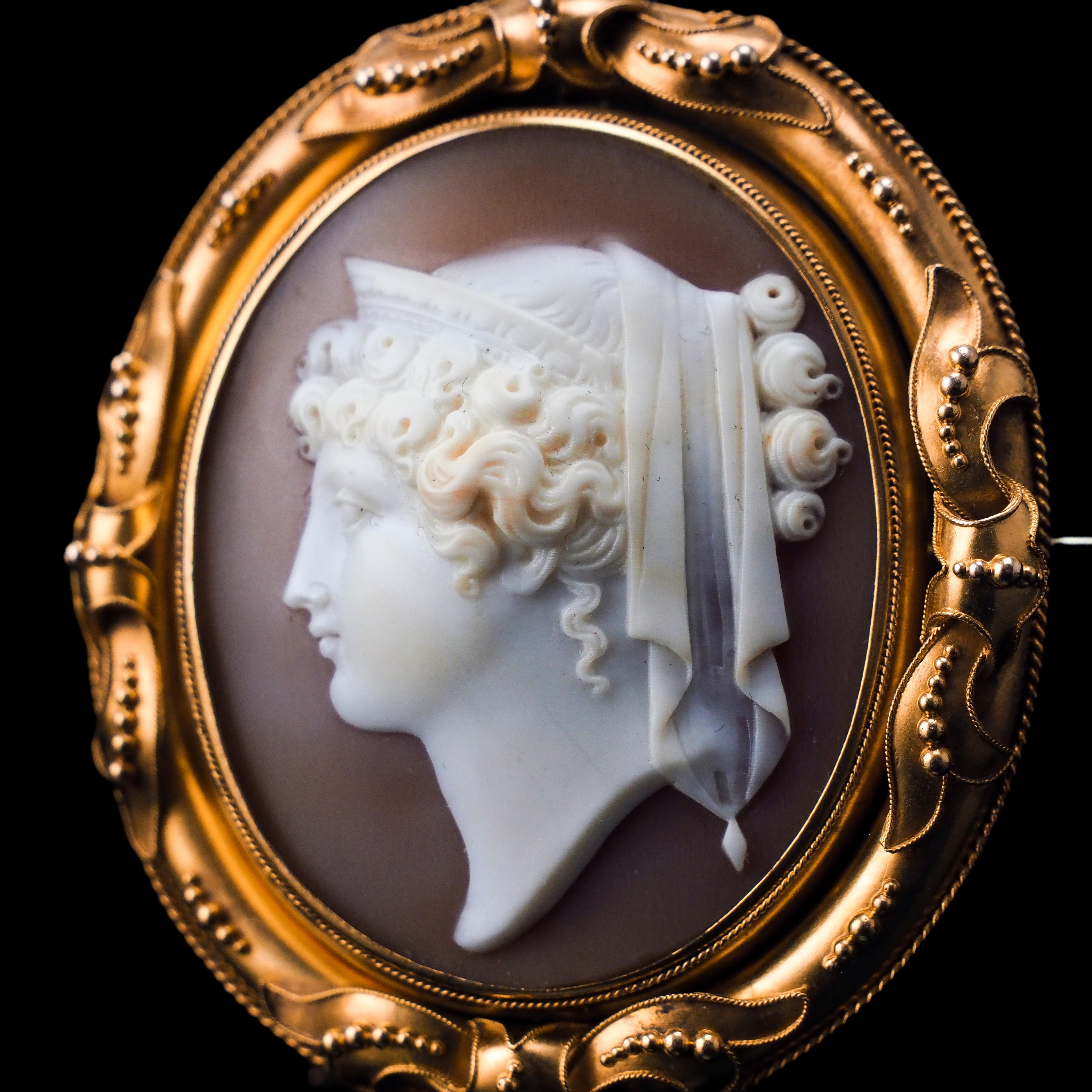 Women's or Men's Antique Cameo Brooch Pendant Necklace 18K Gold - Victorian c.1860 For Sale