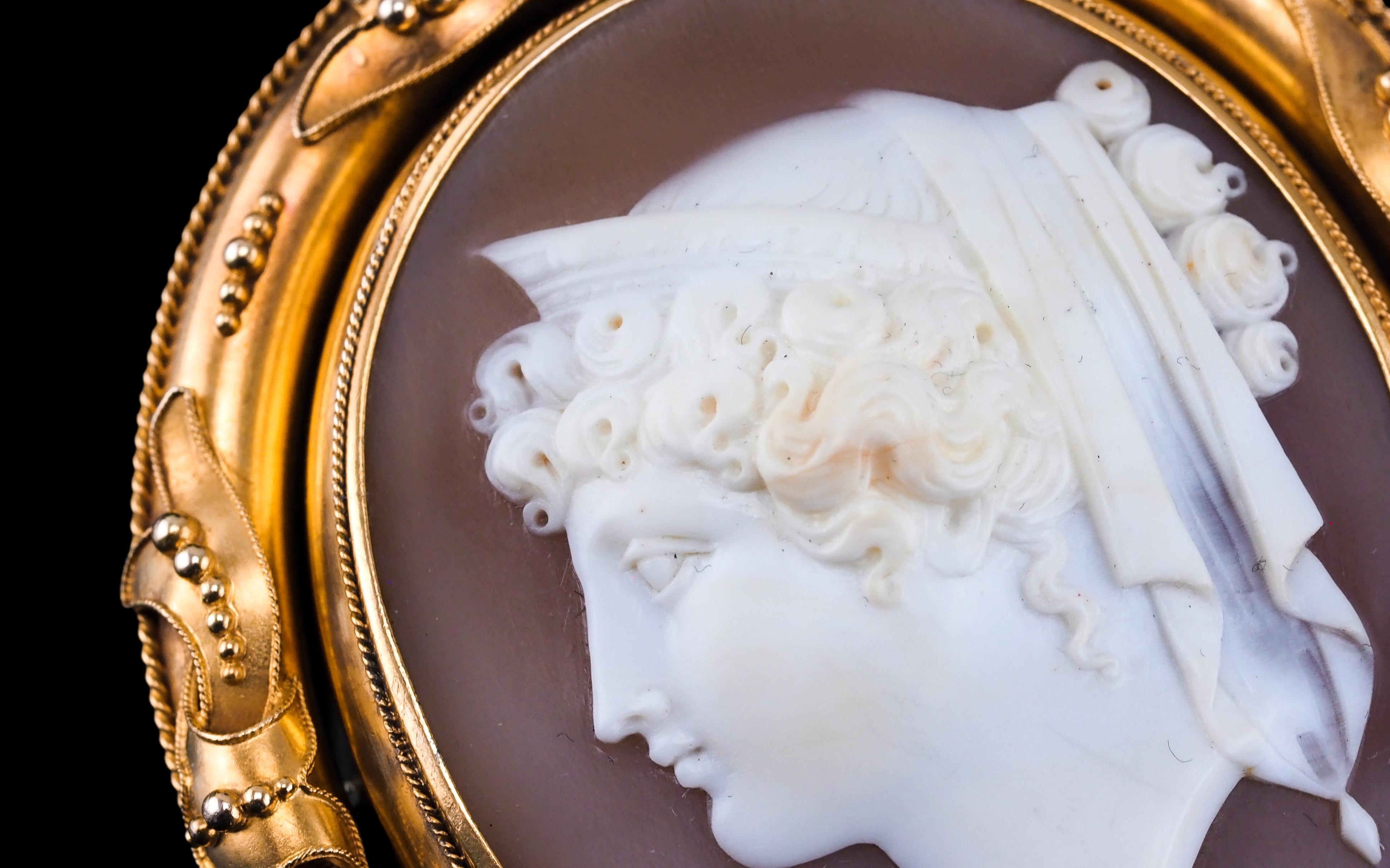 Antique Cameo Brooch Pendant Necklace 18K Gold - Victorian c.1860 For Sale 3