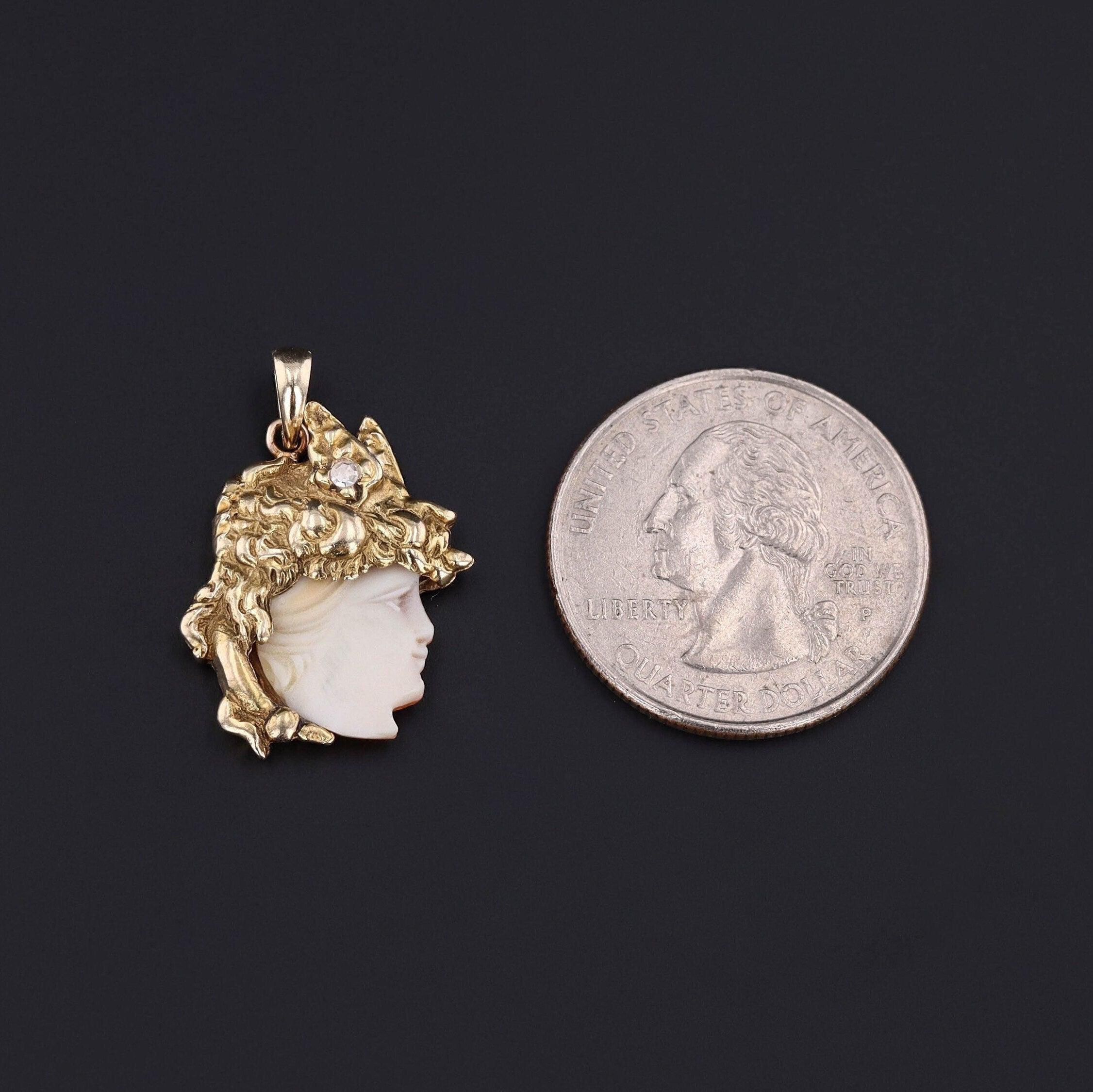 Dieser 14-karätige Goldanhänger wurde aus einer antiken Anstecknadel (ca. 1900-1910) umgewandelt, indem der Stiel der Nadel entfernt und ein goldener Bügel hinzugefügt wurde. Er zeigt eine geschnitzte Muschelkamee von Hypnos, dem griechischen Gott