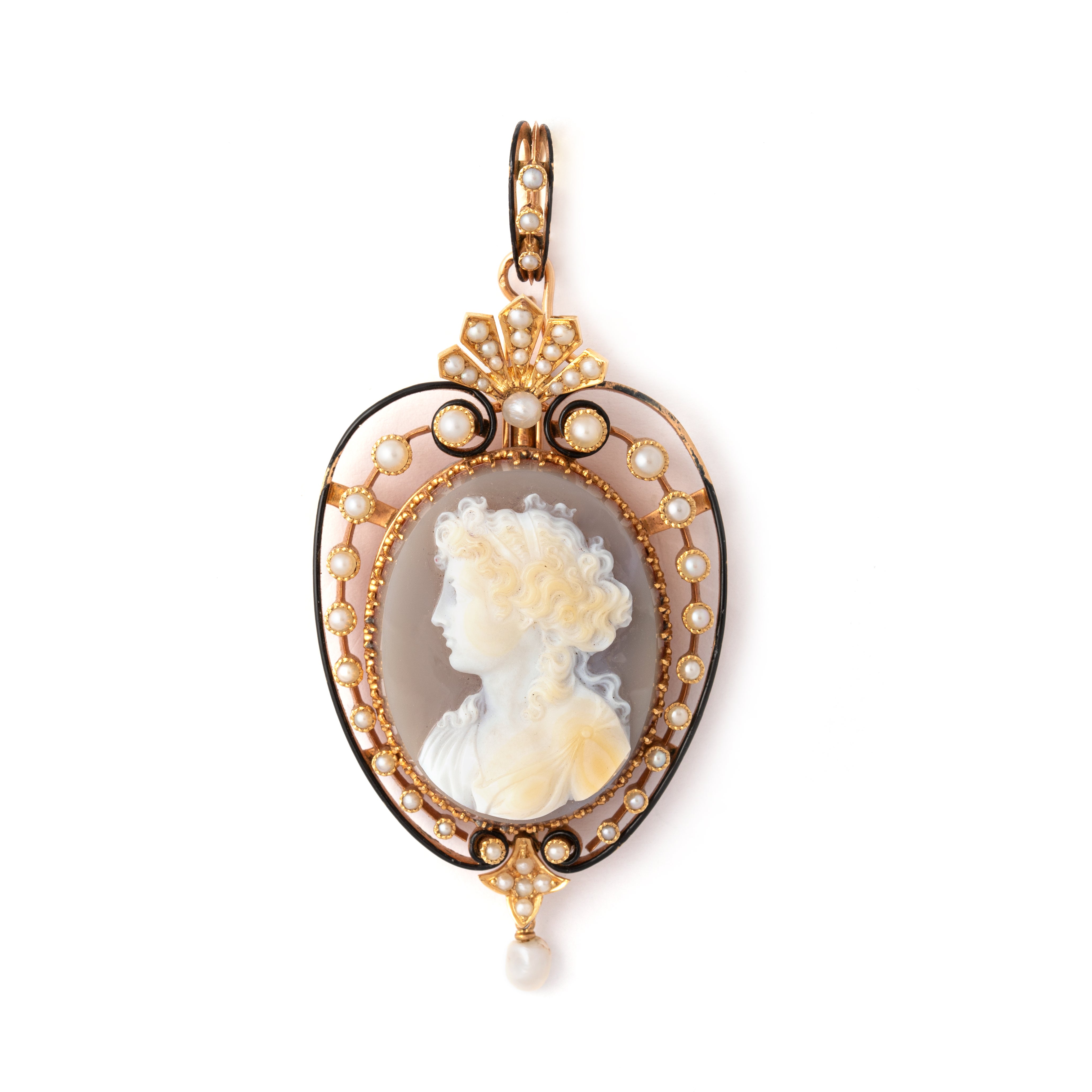 Antique Cameo Gold Pearl Set. Early 20th Century.
Original antique box.

Pendent:
Weight: 31.93 grams.
Total length: approx. 8.30 centimeters / 3.27 inches.
Total width: approx. 3.80 centimeters / 1.50 inches.

Earrings: 
Total weight 20.25