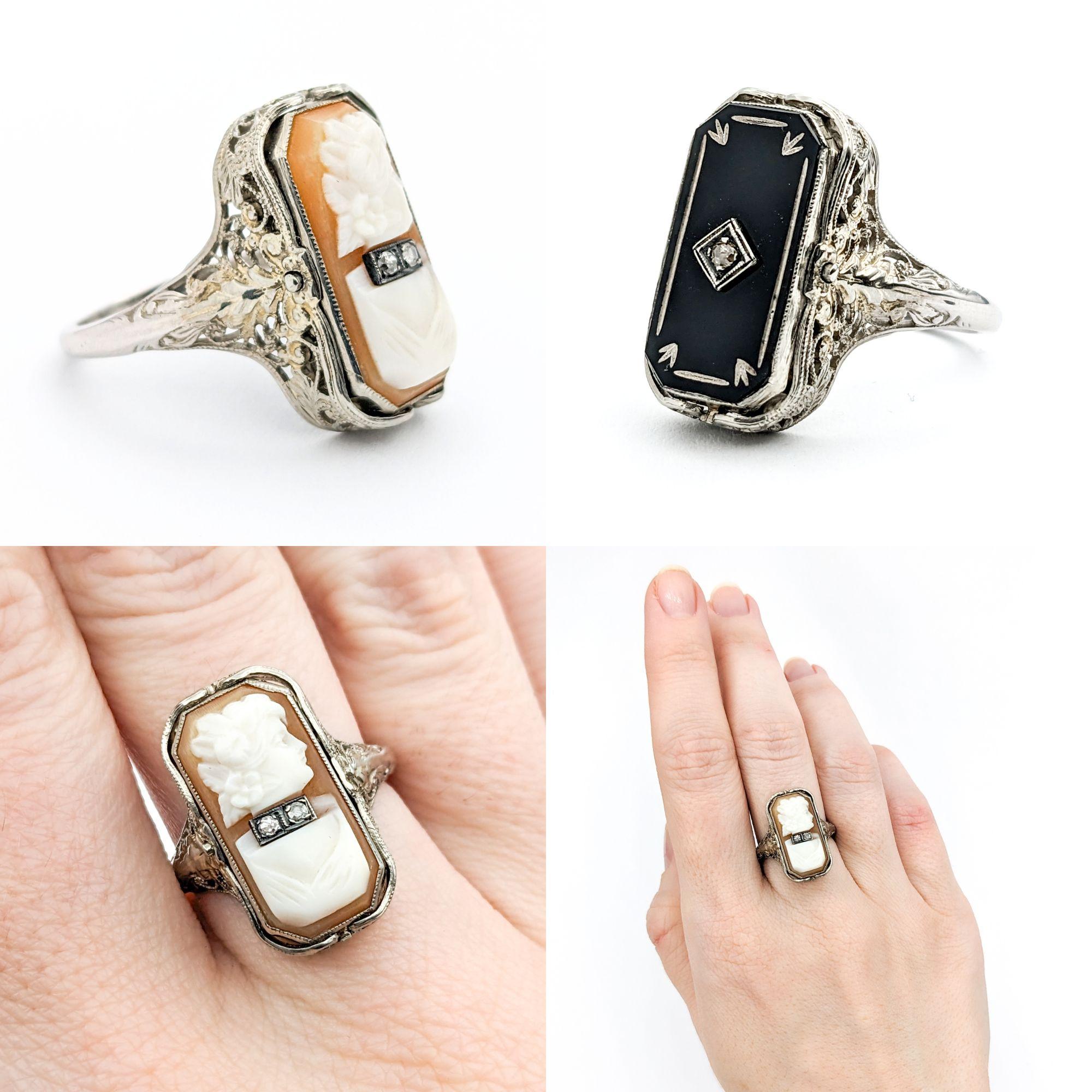 Antiker Cameo Habille Flip-Ring aus Weißgold mit Diamanten und Onyx

Wir präsentieren einen exquisiten antiken Klappring aus der Art-Déco-Ära, der kunstvoll aus 14 Karat Weißgold gefertigt ist. Dieser Ring ist eine atemberaubende Darstellung des