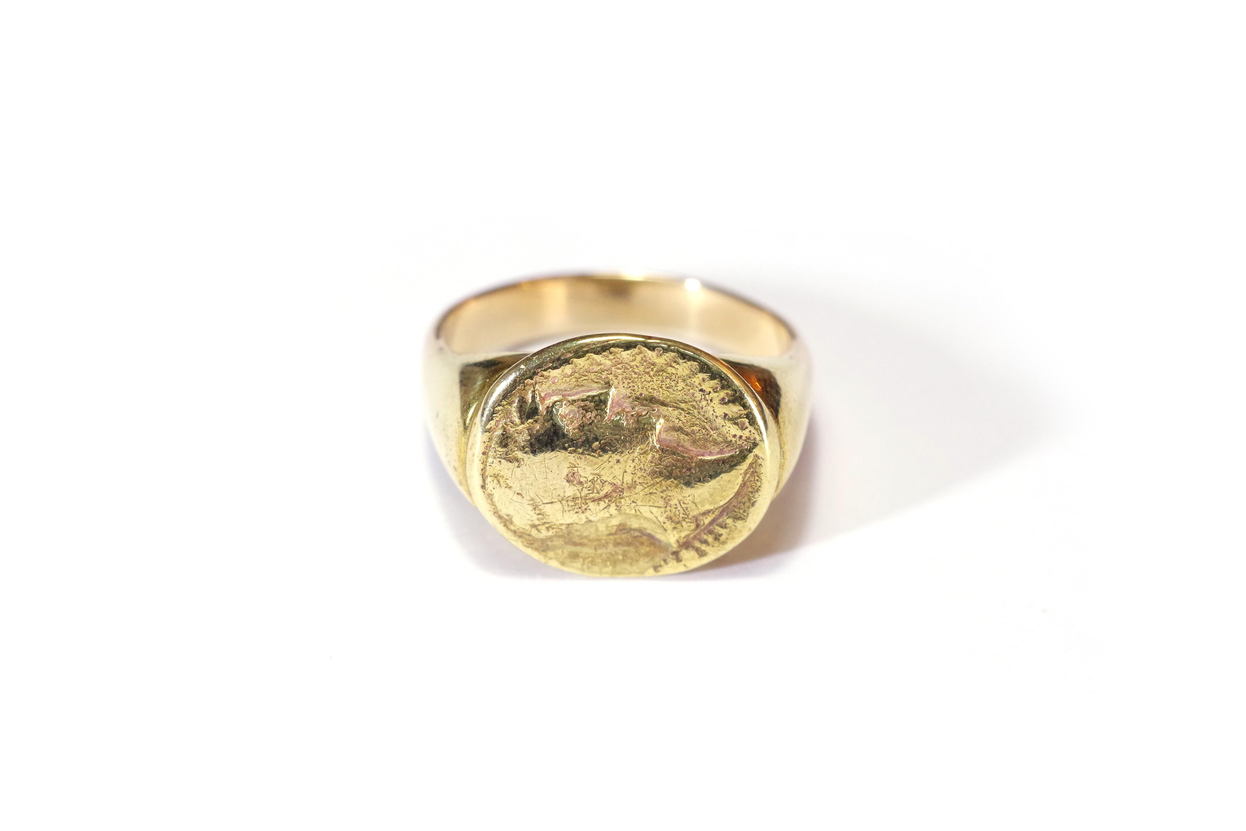 Antique cameo ring gold and bronze, the ring in gold 18 karats. The oval bezel is in gilt bronze. It is decorated with a man in profile, probably a Roman emperor, in an entourage of writing, now illegible. The soulders and ring is made of 18 karat