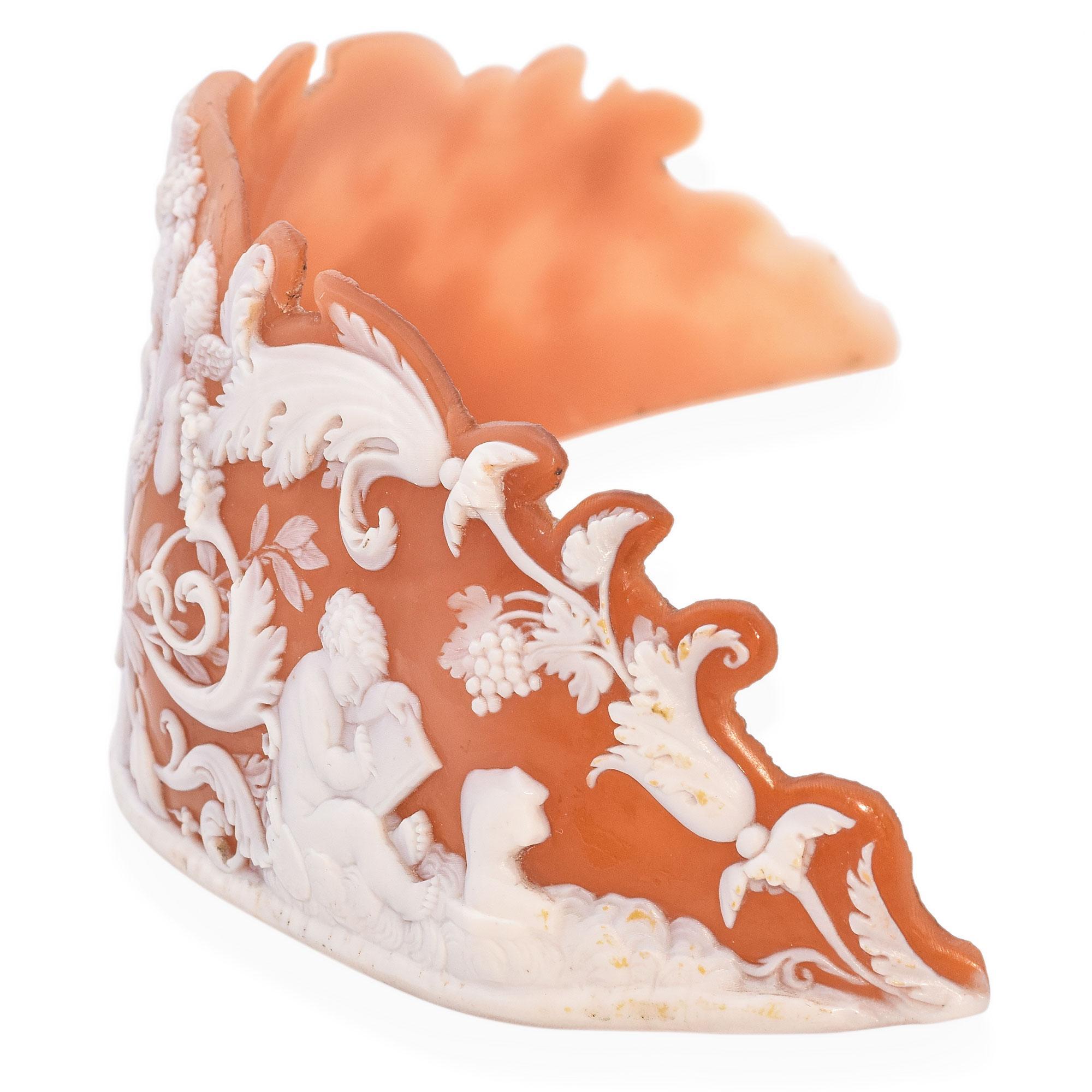Peso: 46.3 grammi
A. Stone: Conchiglia di sardonica
Misure: 3,45 x 135,28 x 51 mm
Firmato: G. Stella.

CODICE ARTICOLO: BR-1463-112624-12

Circa 1840. Tiara con cammeo di qualità museale.
Questo splendido diadema antico, firmato dal maestro