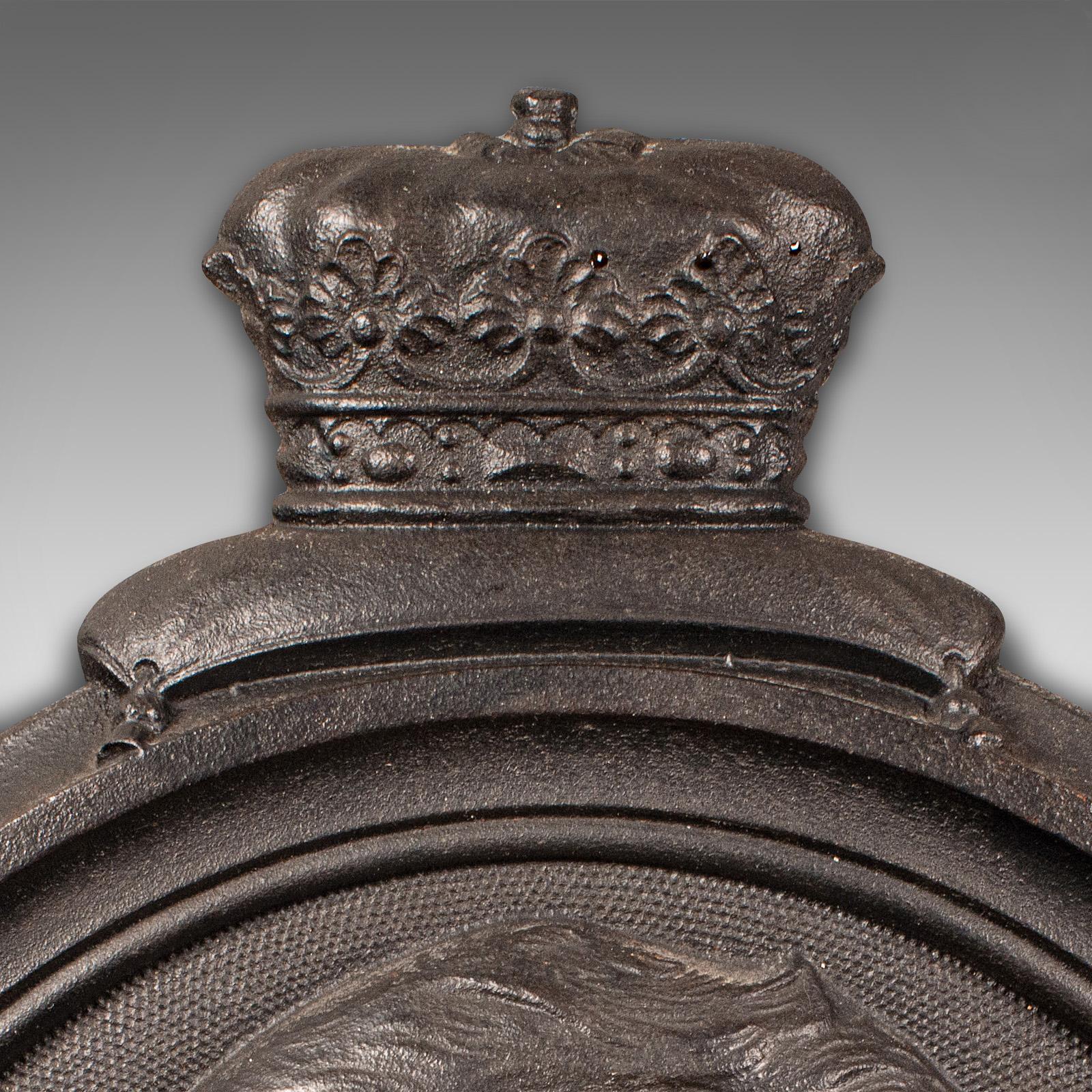 Antike Kamee Wandtafel, Englisch, Gusseisen, Duke of Wellington, Viktorianisch (19. Jahrhundert) im Angebot