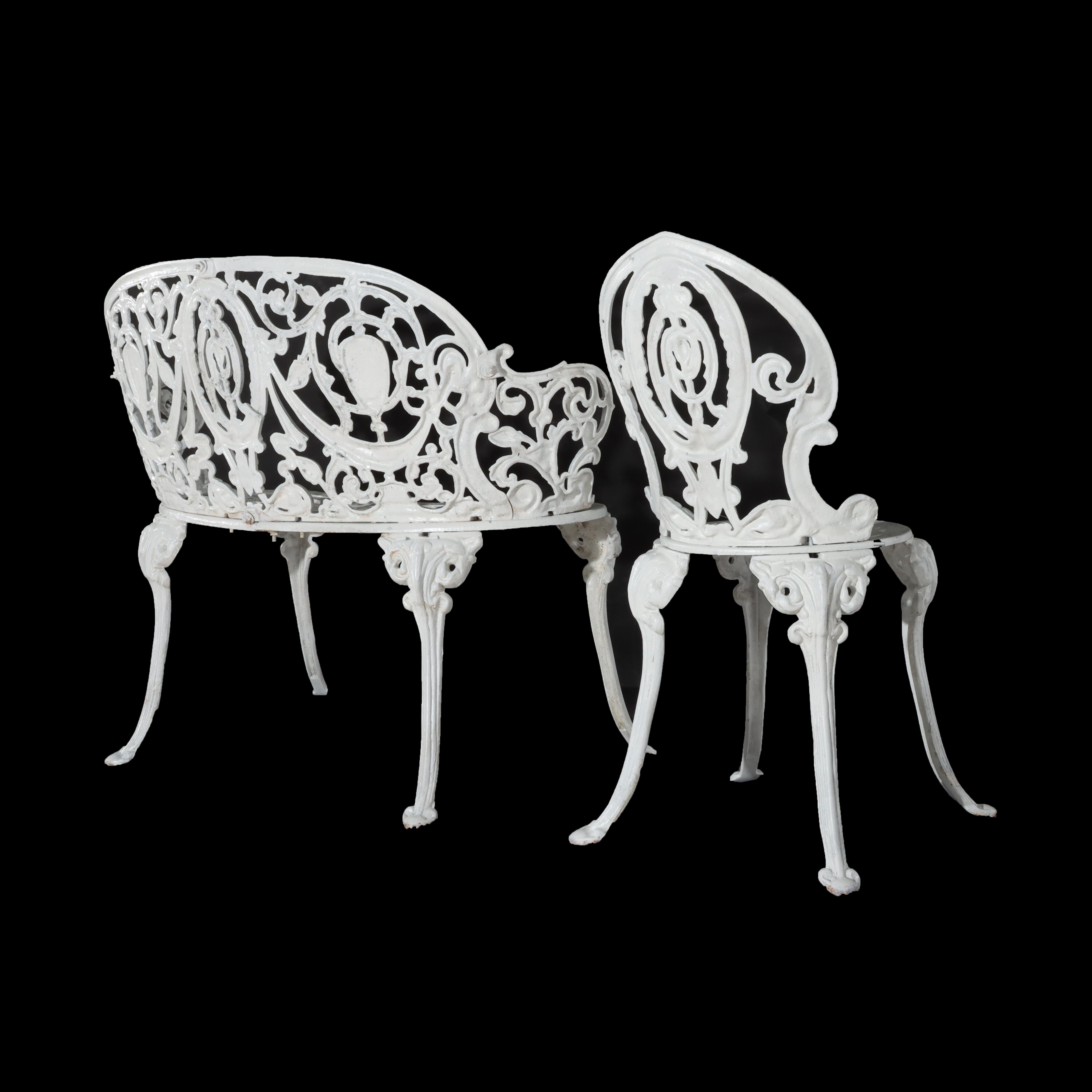 Antikes, weiß lackiertes, Kamee-Garten-Set aus Gusseisen mit Settee und Stuhl, um 1900 im Angebot 5