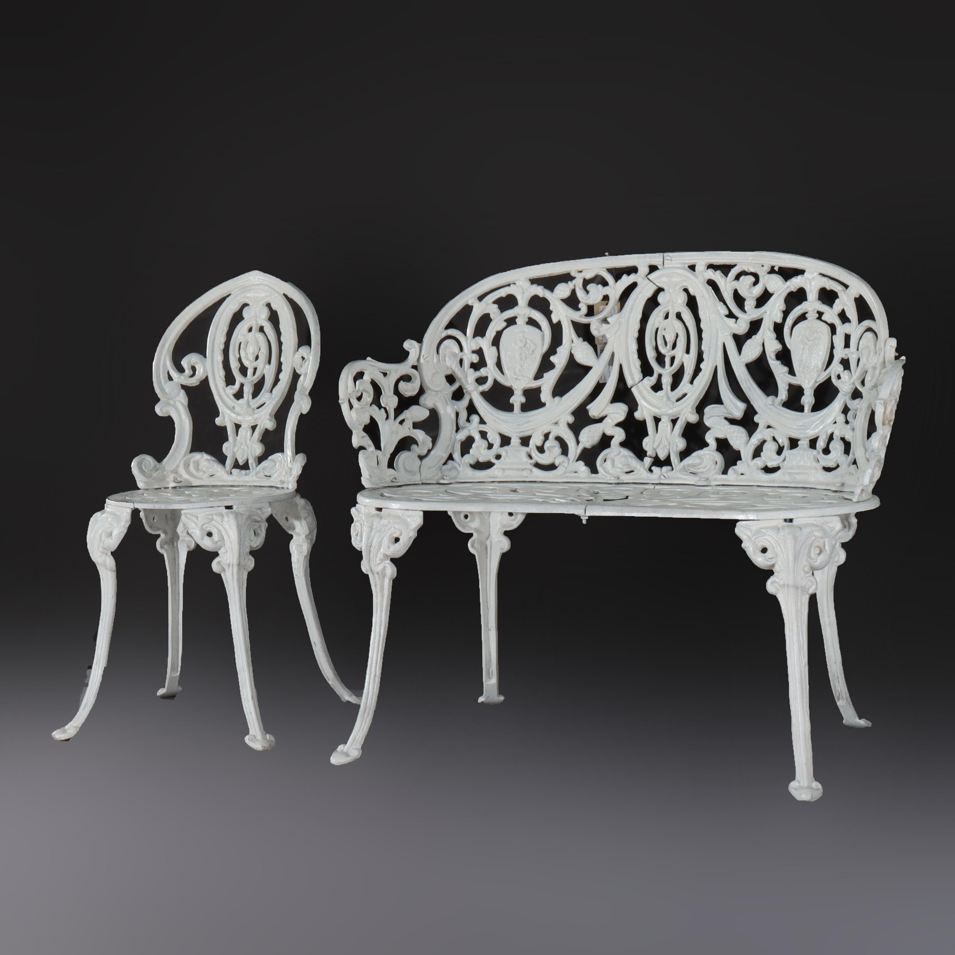 Antikes, weiß lackiertes, Kamee-Garten-Set aus Gusseisen mit Settee und Stuhl, um 1900 im Zustand „Gut“ im Angebot in Big Flats, NY