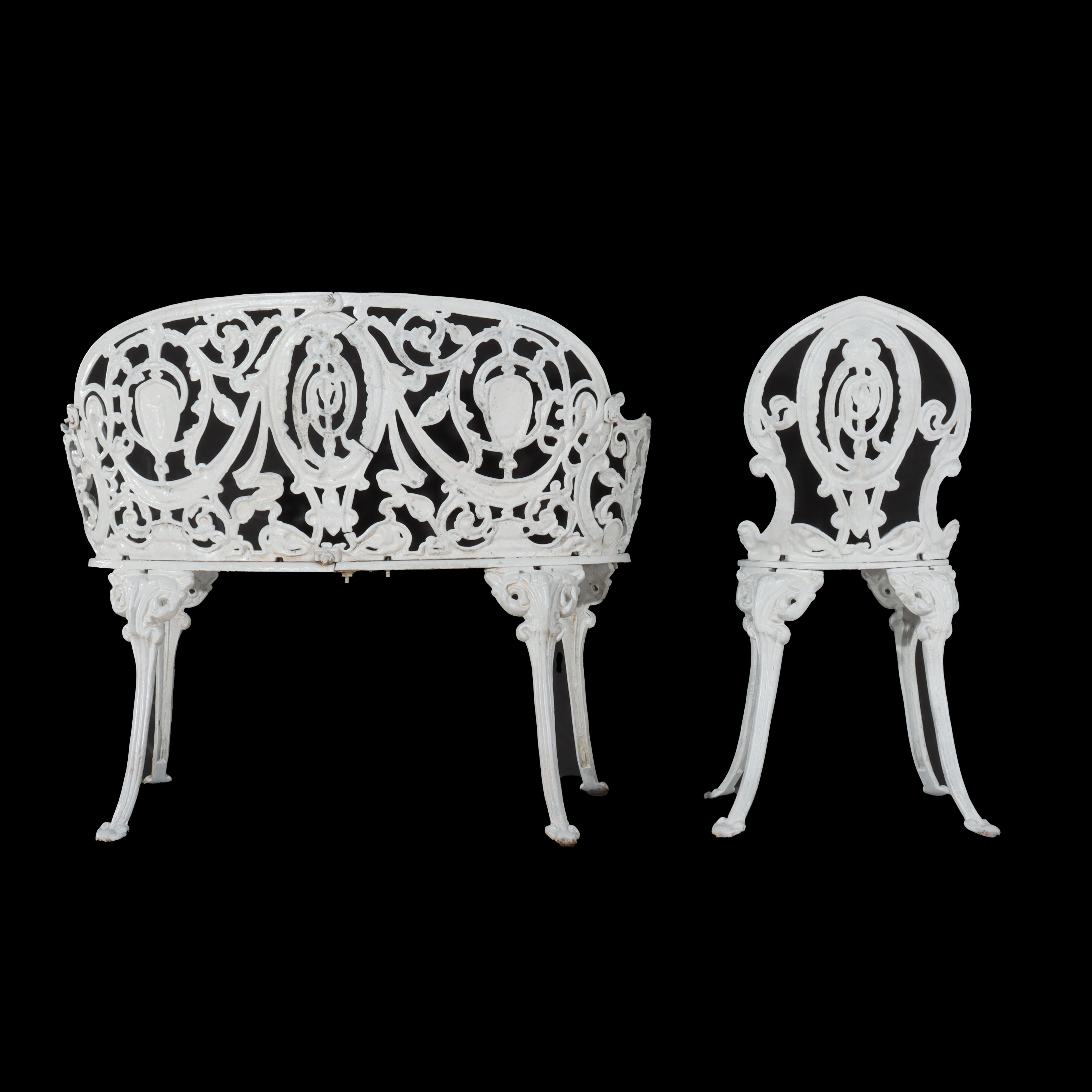 Antikes, weiß lackiertes, Kamee-Garten-Set aus Gusseisen mit Settee und Stuhl, um 1900 (20. Jahrhundert) im Angebot
