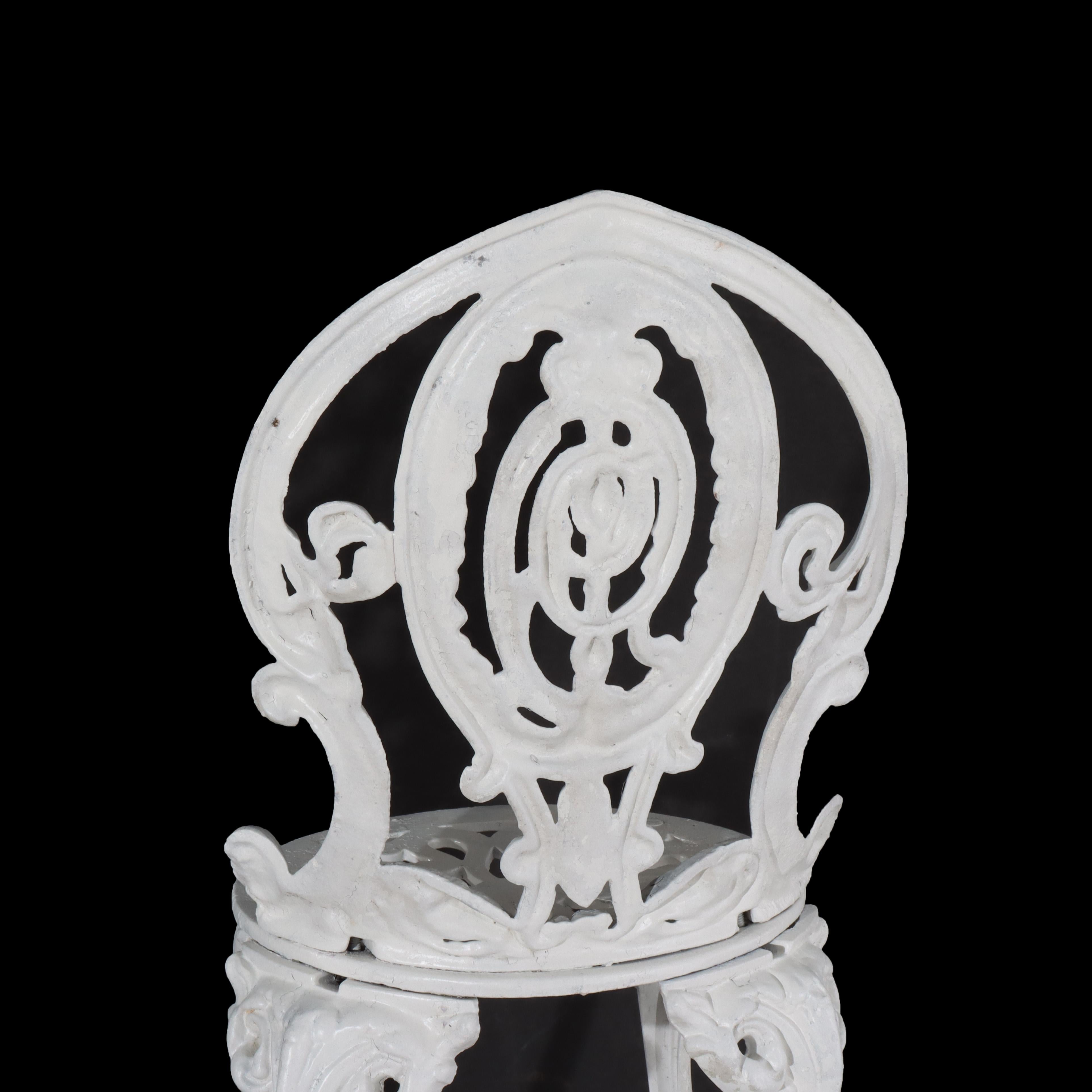 Antikes, weiß lackiertes, Kamee-Garten-Set aus Gusseisen mit Settee und Stuhl, um 1900 (Eisen) im Angebot