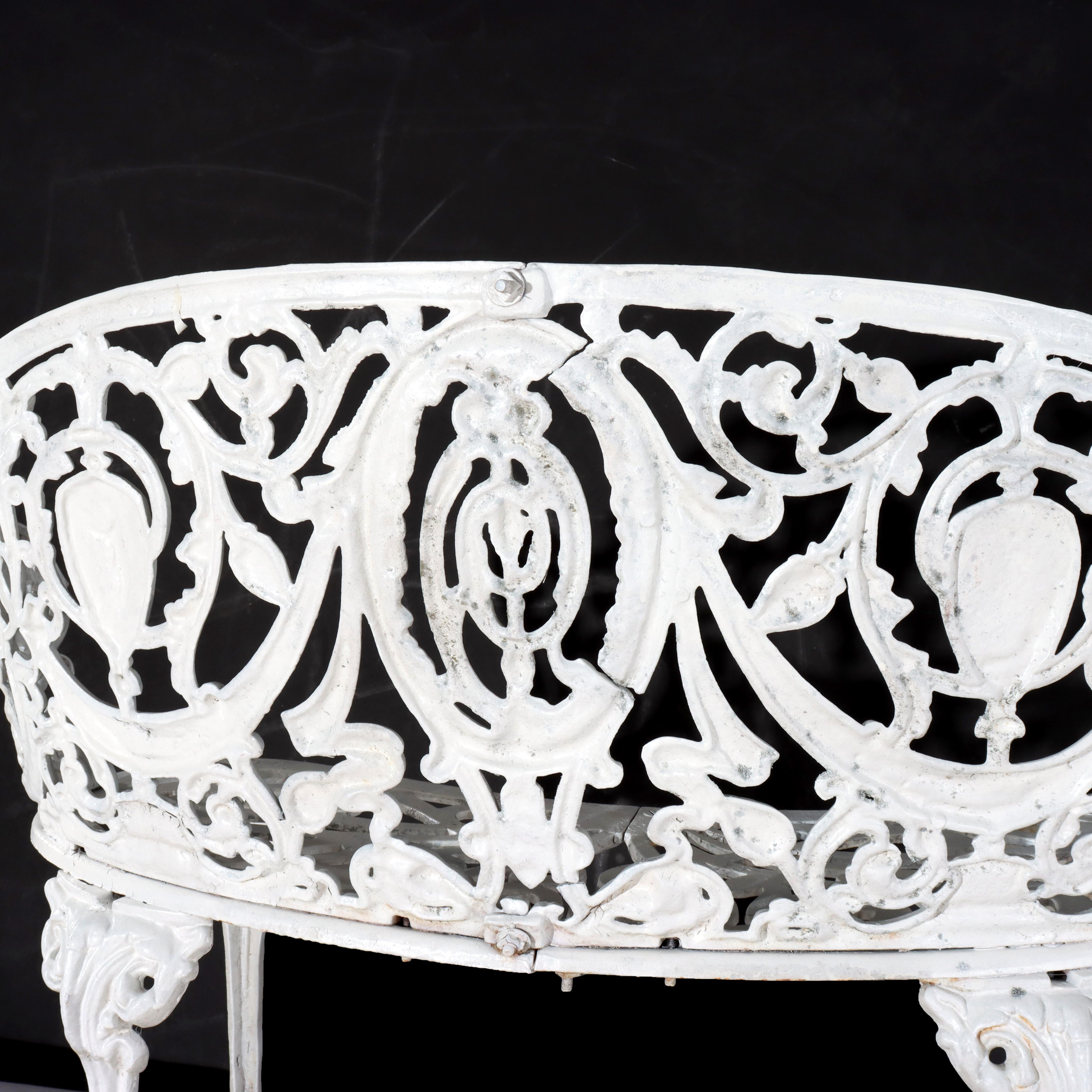 Antikes, weiß lackiertes, Kamee-Garten-Set aus Gusseisen mit Settee und Stuhl, um 1900 im Angebot 1