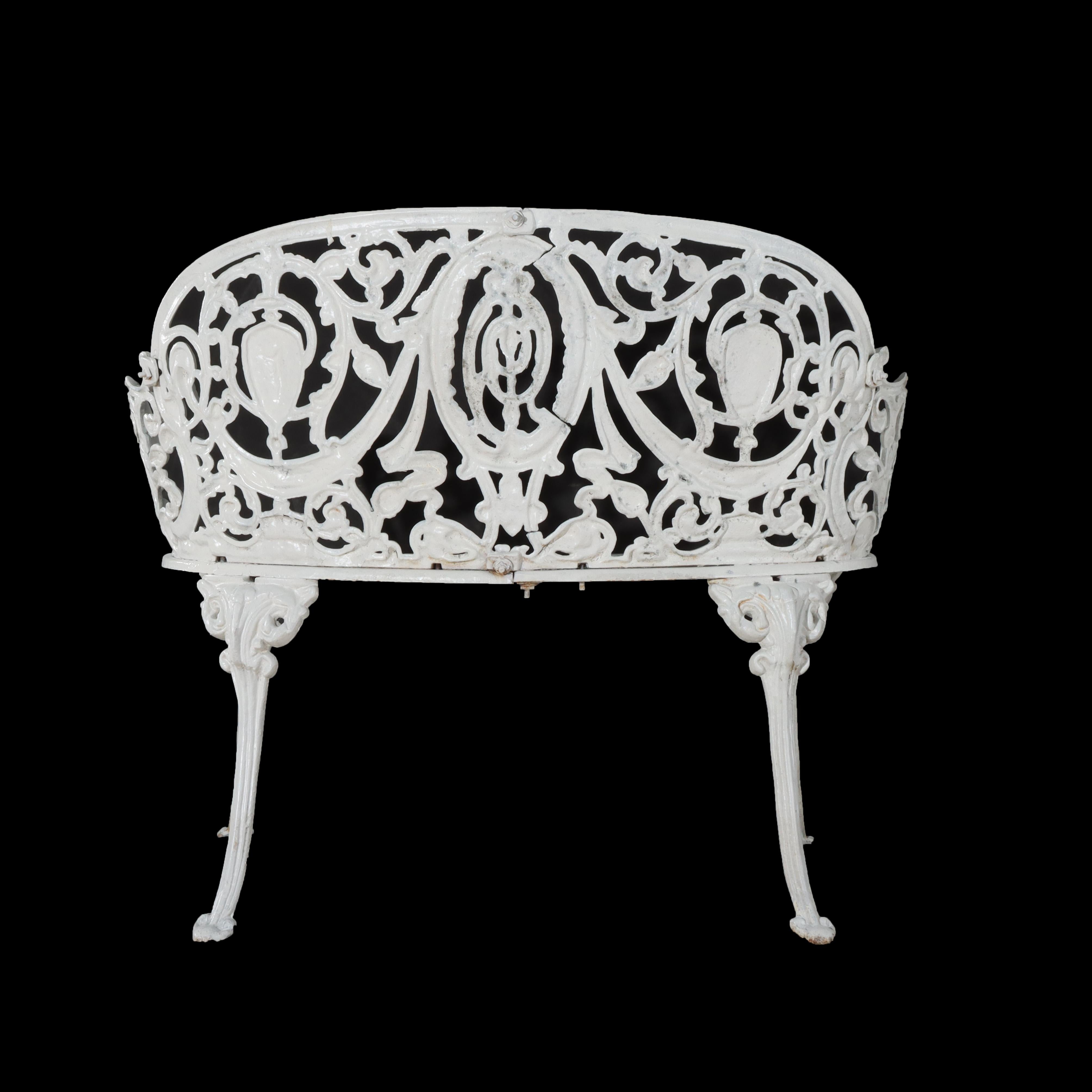 Antikes, weiß lackiertes, Kamee-Garten-Set aus Gusseisen mit Settee und Stuhl, um 1900 im Angebot 2