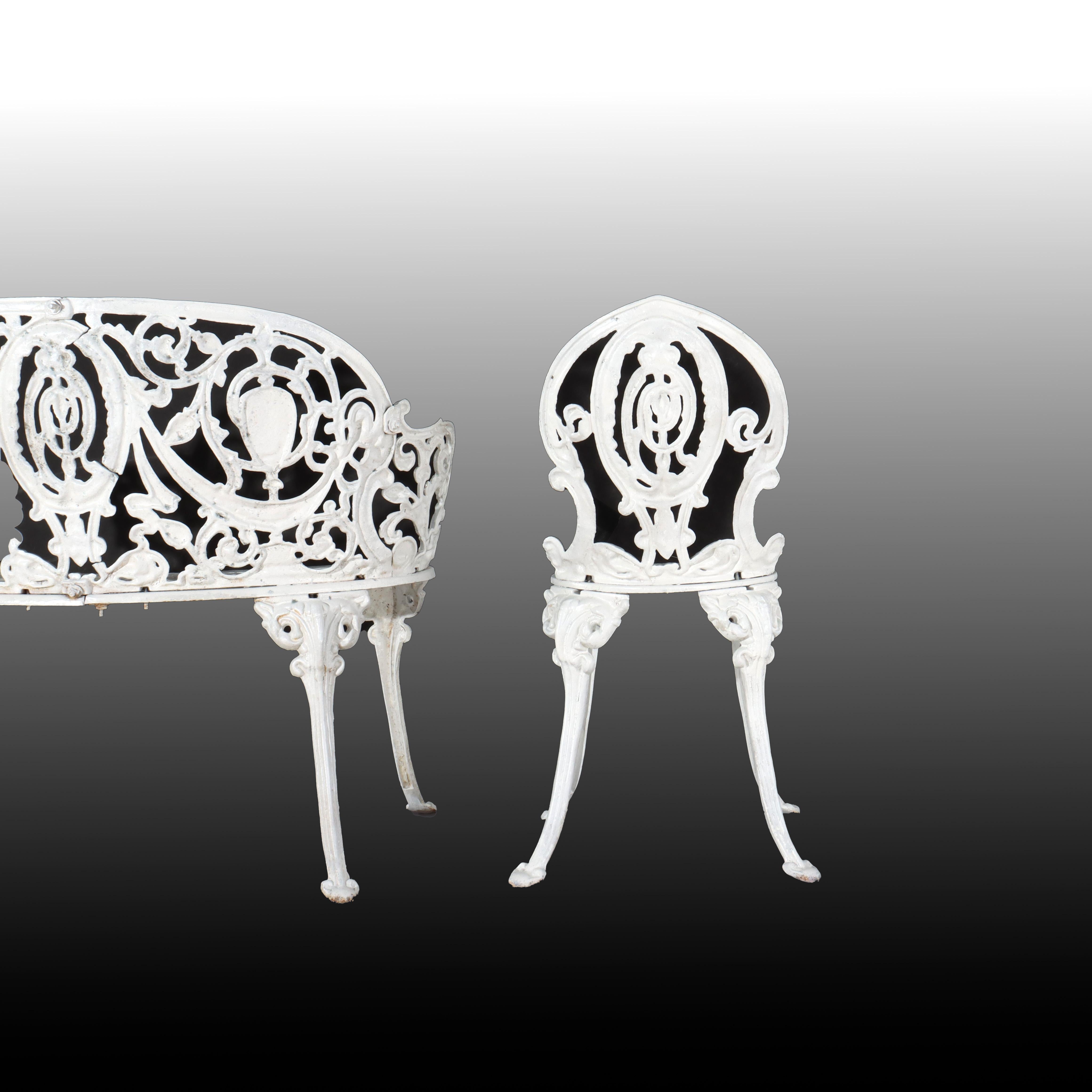 Antikes, weiß lackiertes, Kamee-Garten-Set aus Gusseisen mit Settee und Stuhl, um 1900 im Angebot 3