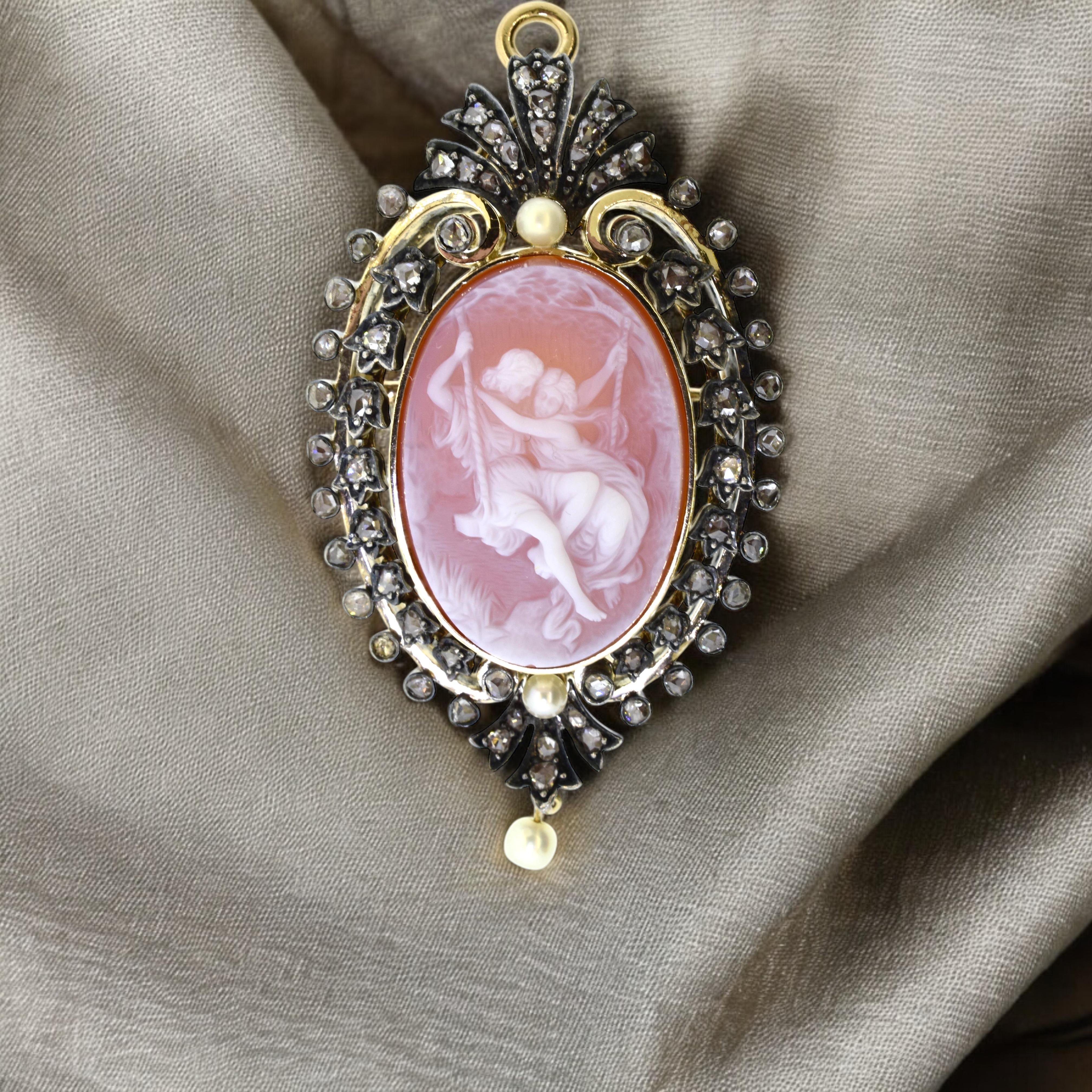 Antike Brosche/Anhänger mit einer Kamee in der Mitte, die mit Diamanten im Rosenschliff und natürlichen Perlen verziert ist.  Auf der Rückseite der Karneolkamee, die ein Liebespaar auf einer Schaukel zeigt, ist das Wort Printemp (französisch für