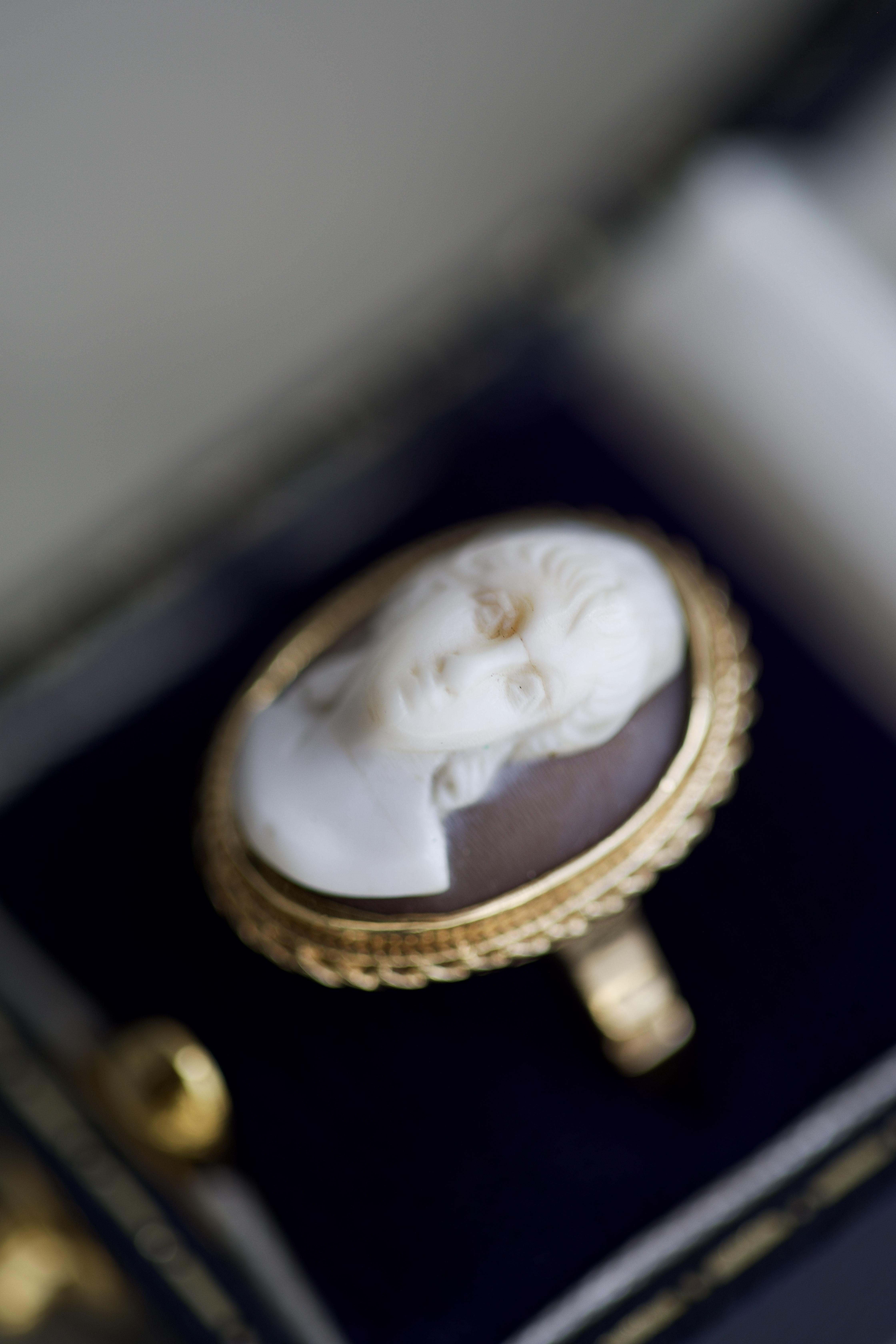 Antique Cameo Yellow Gold Ring In Excellent Condition For Sale In Beverly Hills, CA