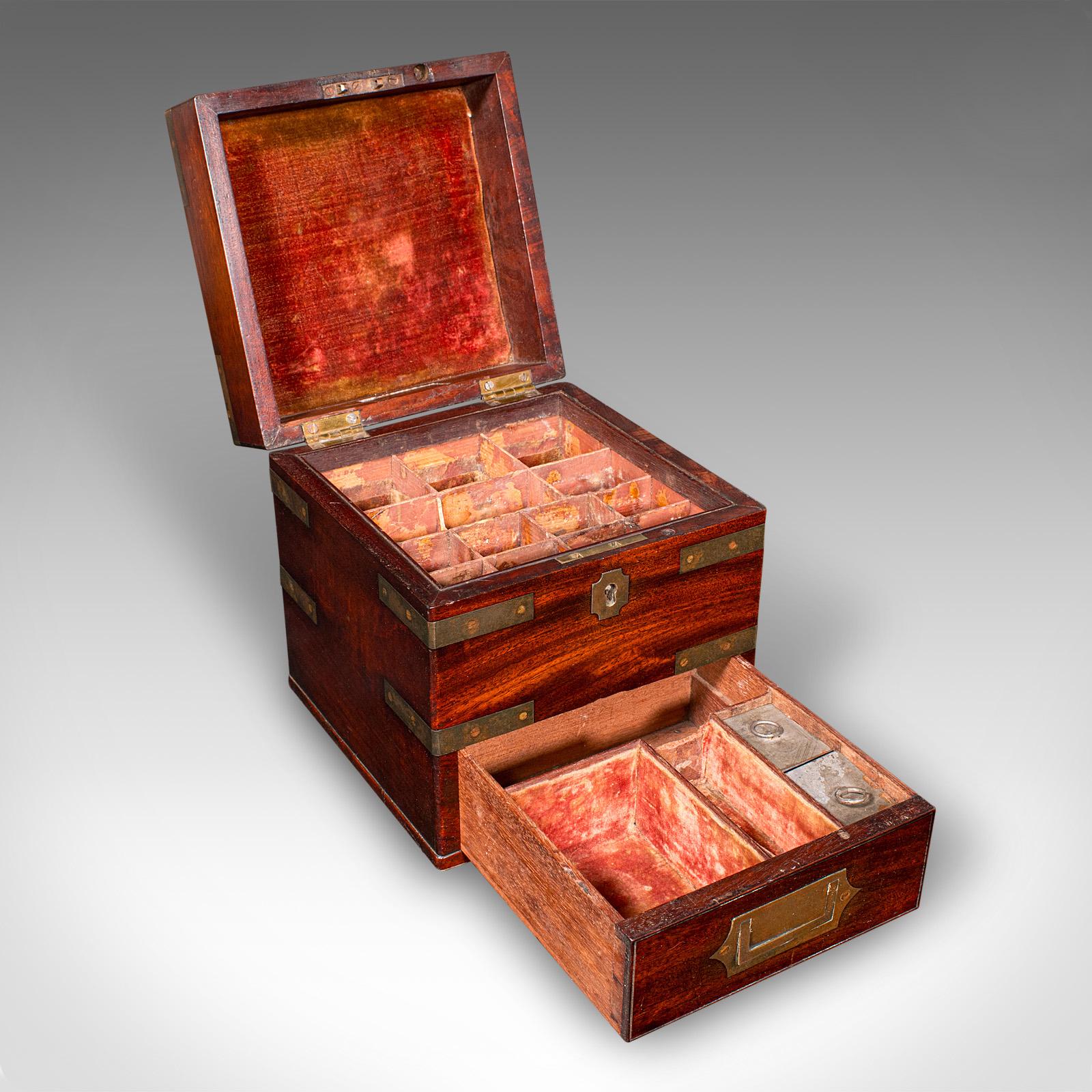 Il s'agit d'une boîte d'apothicaire de campagne ancienne. Coffret de chimiste anglais en acajou flammé, datant de la période géorgienne, vers 1780. Un exemple superbe et évocateur de stockage médical portable du XVIIIe siècle, avec des matériaux et